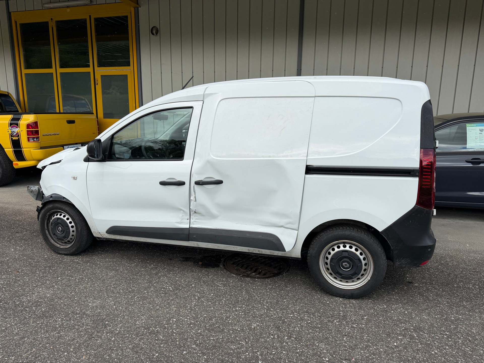 RENAULT UNFALL WAGEN. FAHRBAR AUF PLATZ. EXPRESS 1.3TCe 100 PF KASTEN WAGEN. NAVI KM 52`000. PREIS 3990.-.-image-6