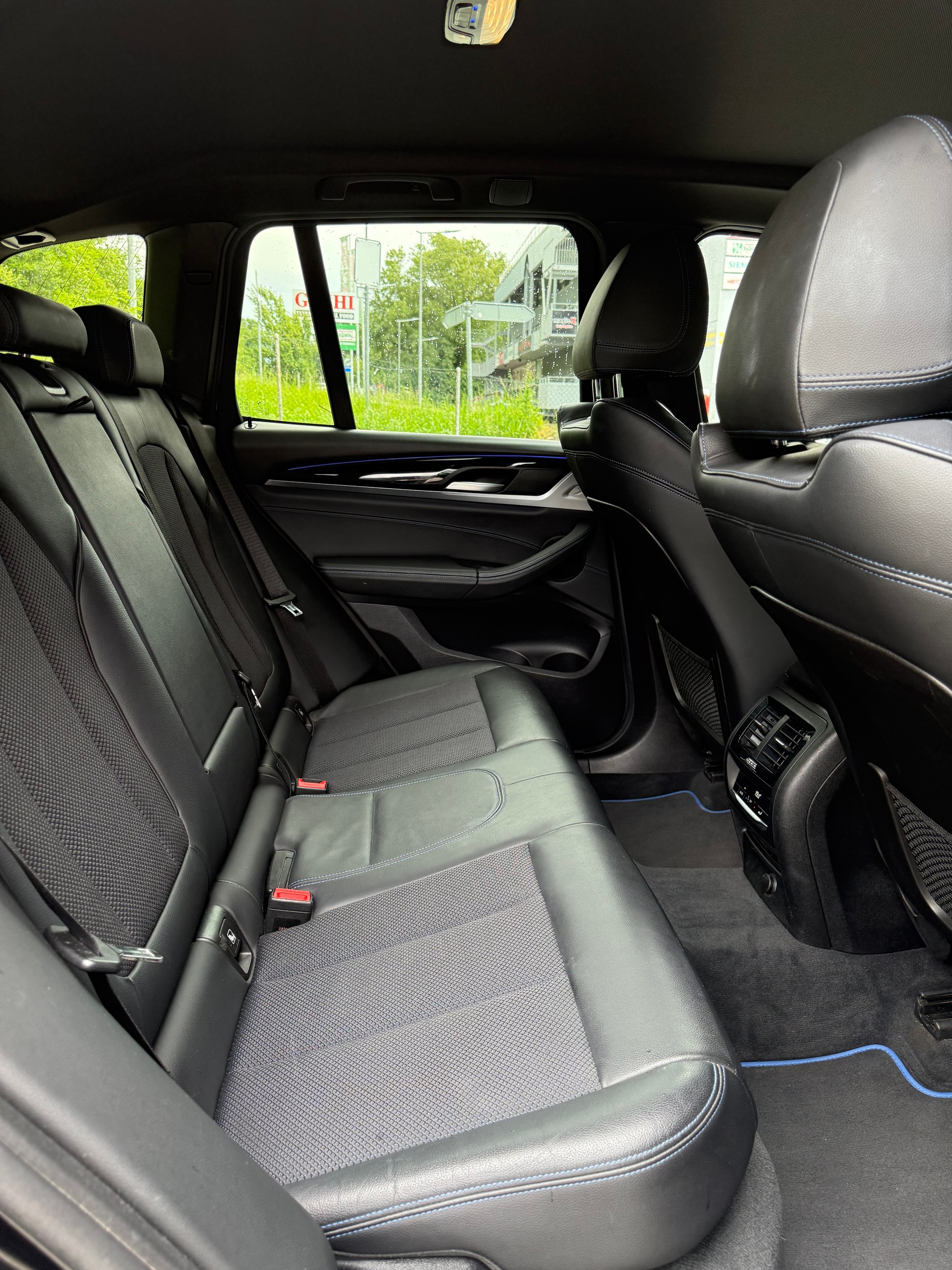 BMW X3 xDrive 25d Individual M Sport Steptronic-image-19