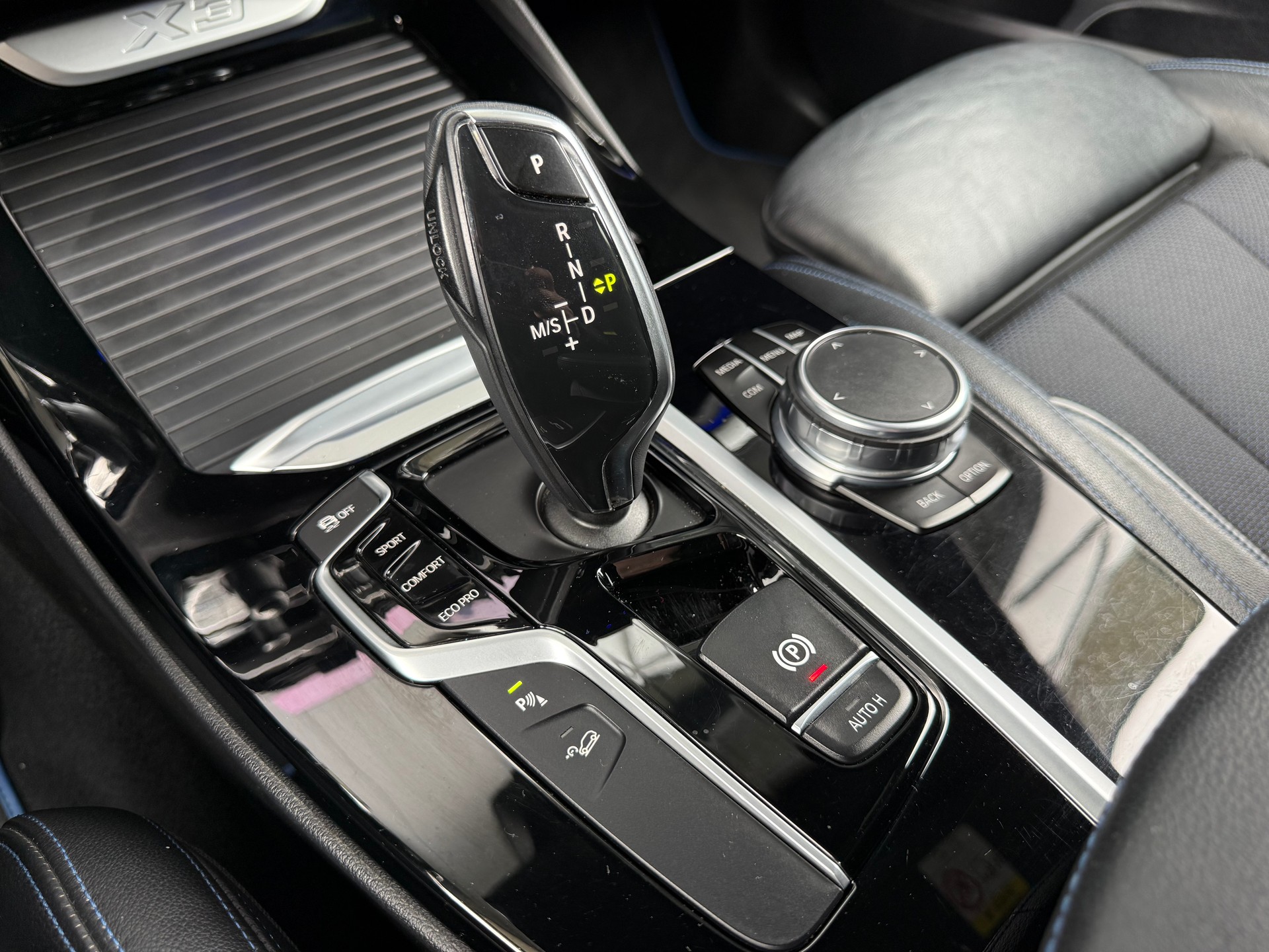 BMW X3 xDrive 25d Individual M Sport Steptronic-image-8