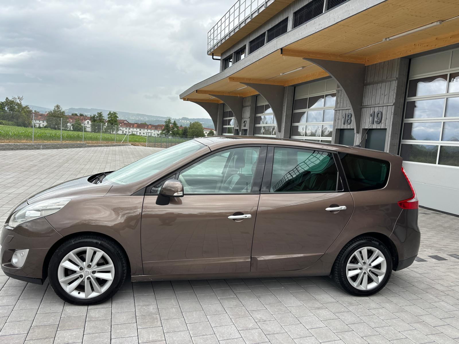 RENAULT Grand Scénic 2.0 16V Privilège X-Tronic CVT-image-5