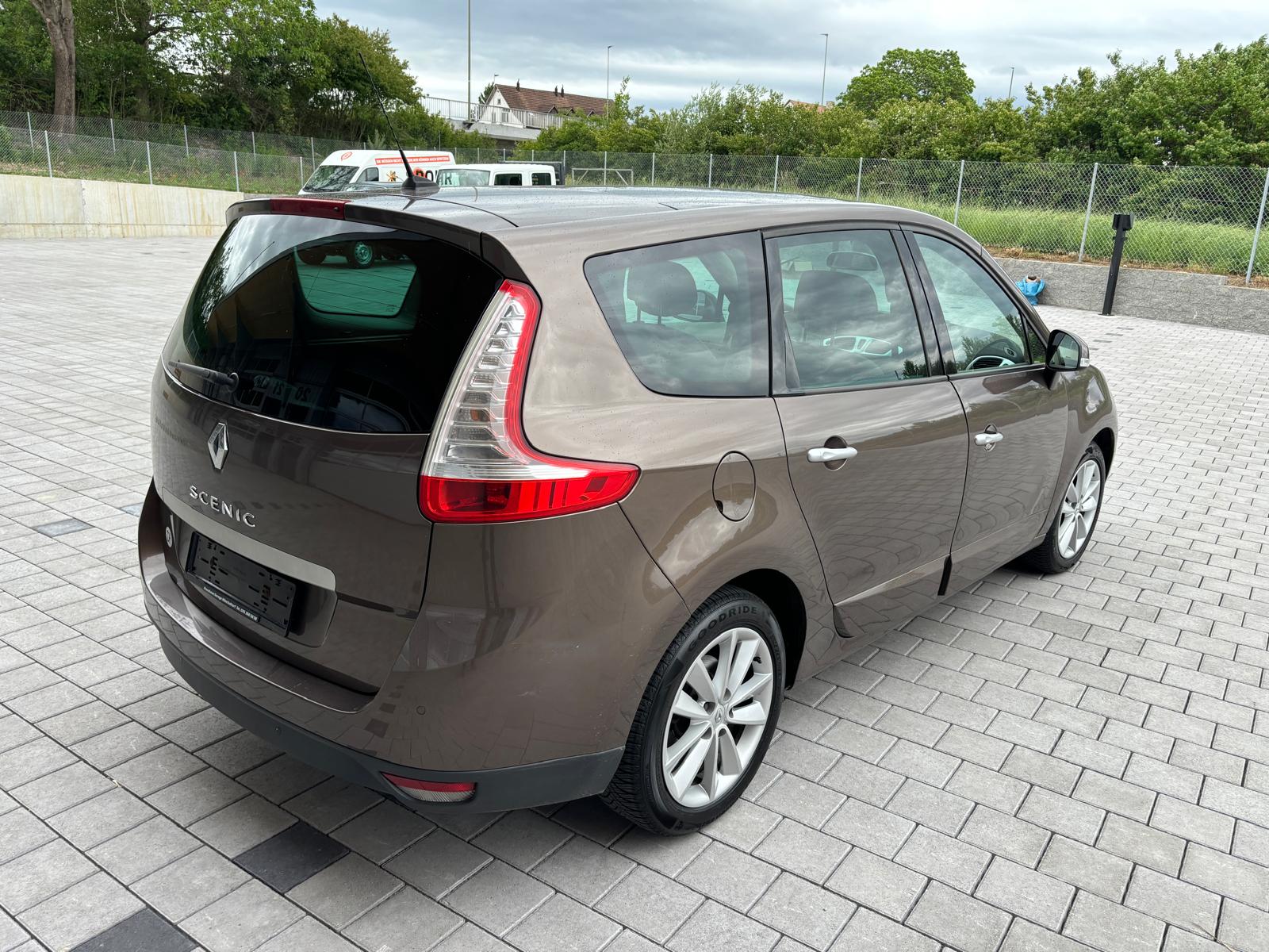 RENAULT Grand Scénic 2.0 16V Privilège X-Tronic CVT-image-7