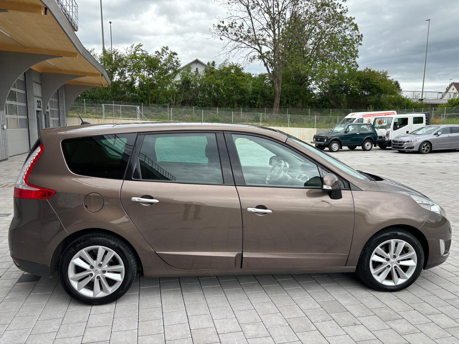RENAULT Grand Scénic 2.0 16V Privilège X-Tronic CVT-image-6