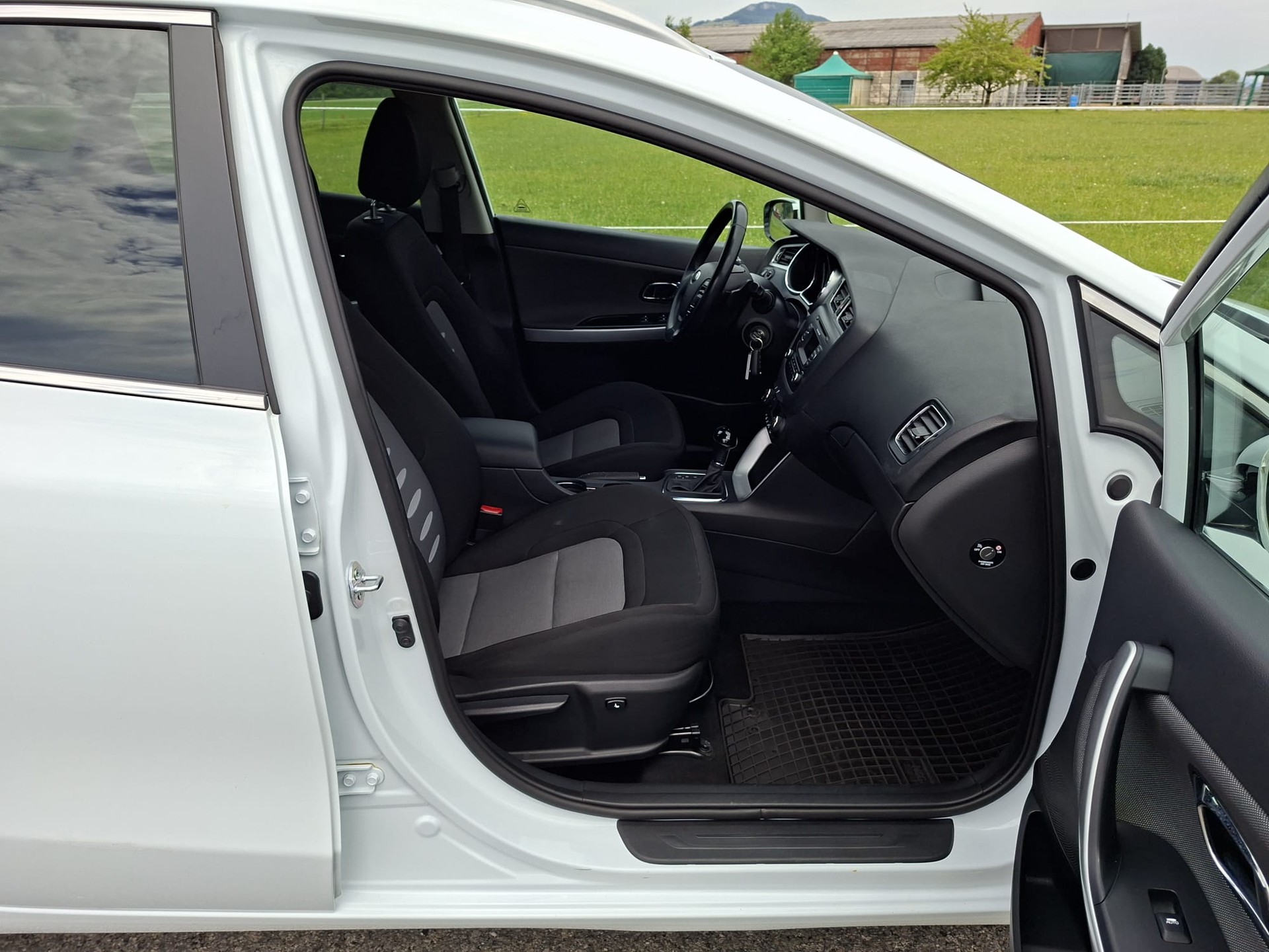KIA Cee'd 1.6 CRDi Style Automatic-image-13