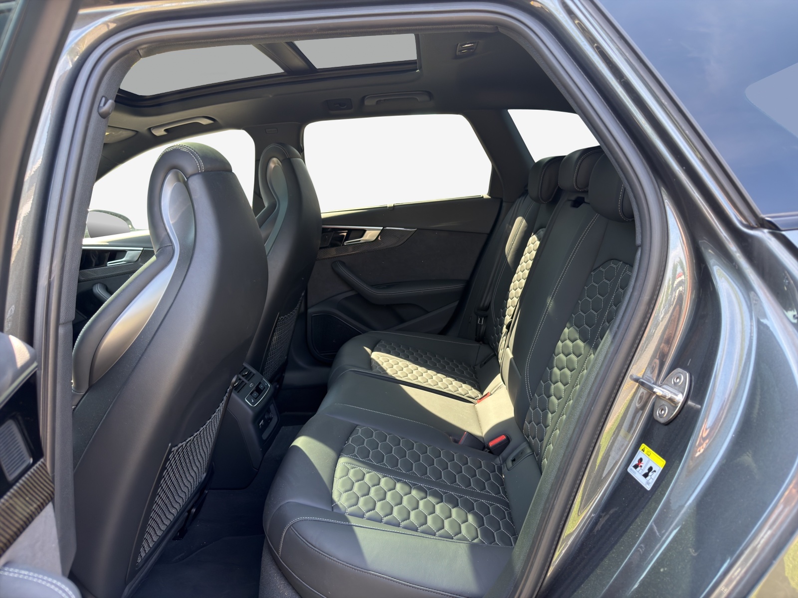 AUDI RS4 Avant quattro tiptronic-image-11