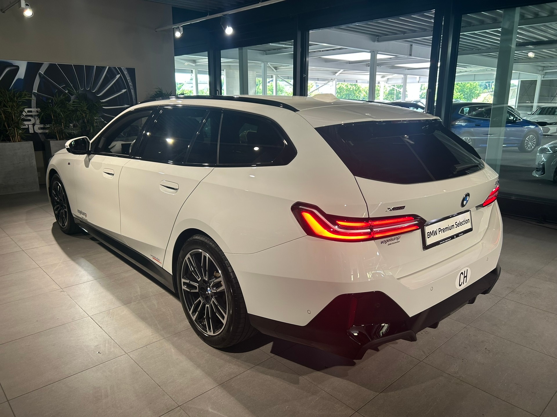 BMW 520d xDrive 48V Touring M Sport Steptronic-image-6