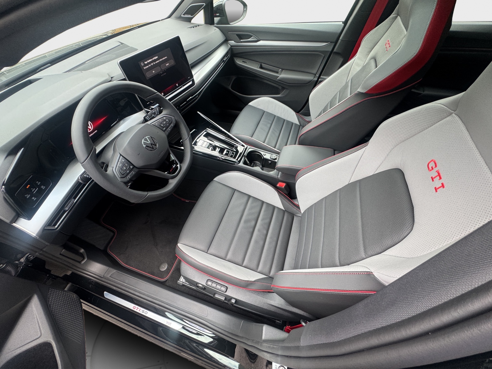 VW Golf 2.0 TSI GTI Edition 50 DSG-image-8