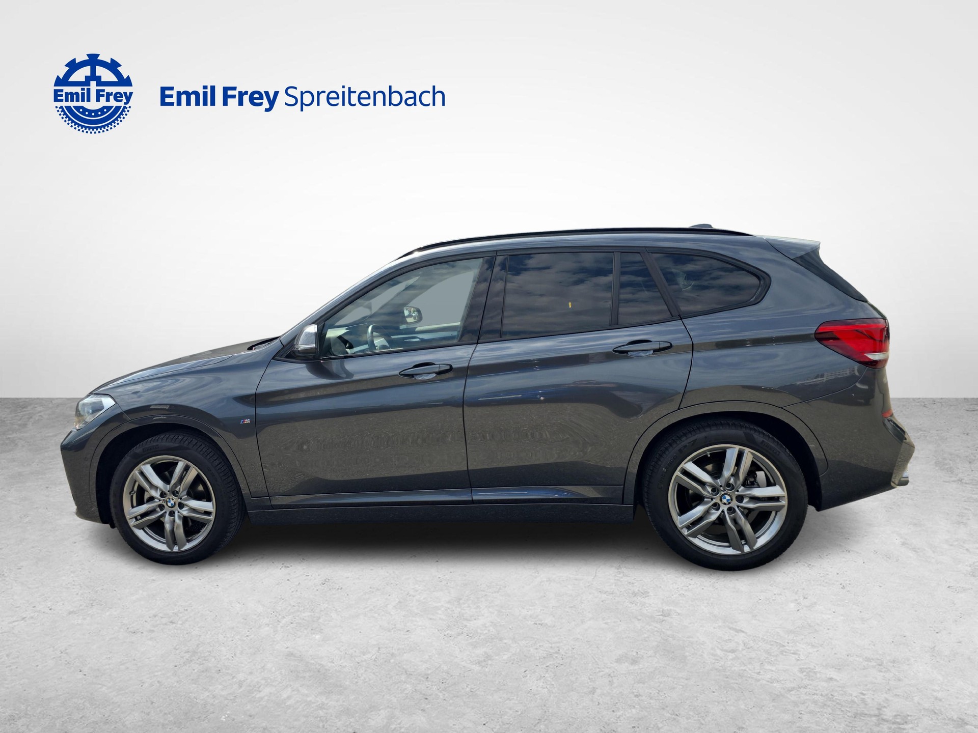 BMW X1 18d xDrive / ab 3,99% Leasing bei Abschluss einer Protect Autoversicherung-showroom-element-1