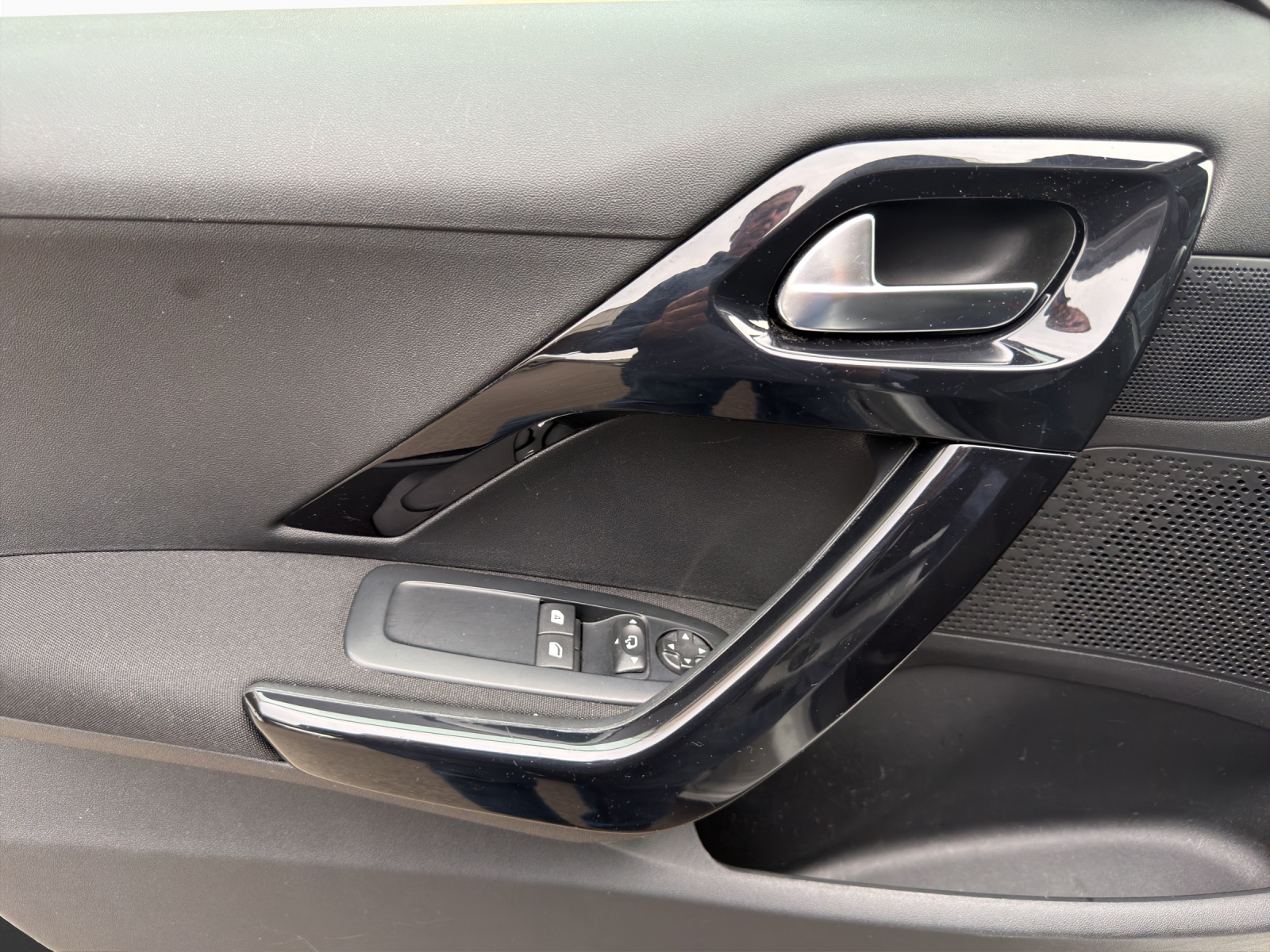 PEUGEOT 208 1.2 PureTech Signature-image-9