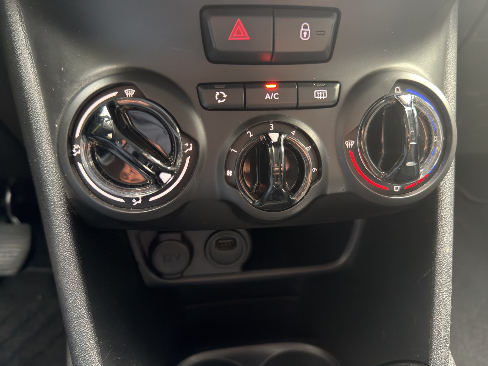 PEUGEOT 208 1.2 PureTech Signature-image-22