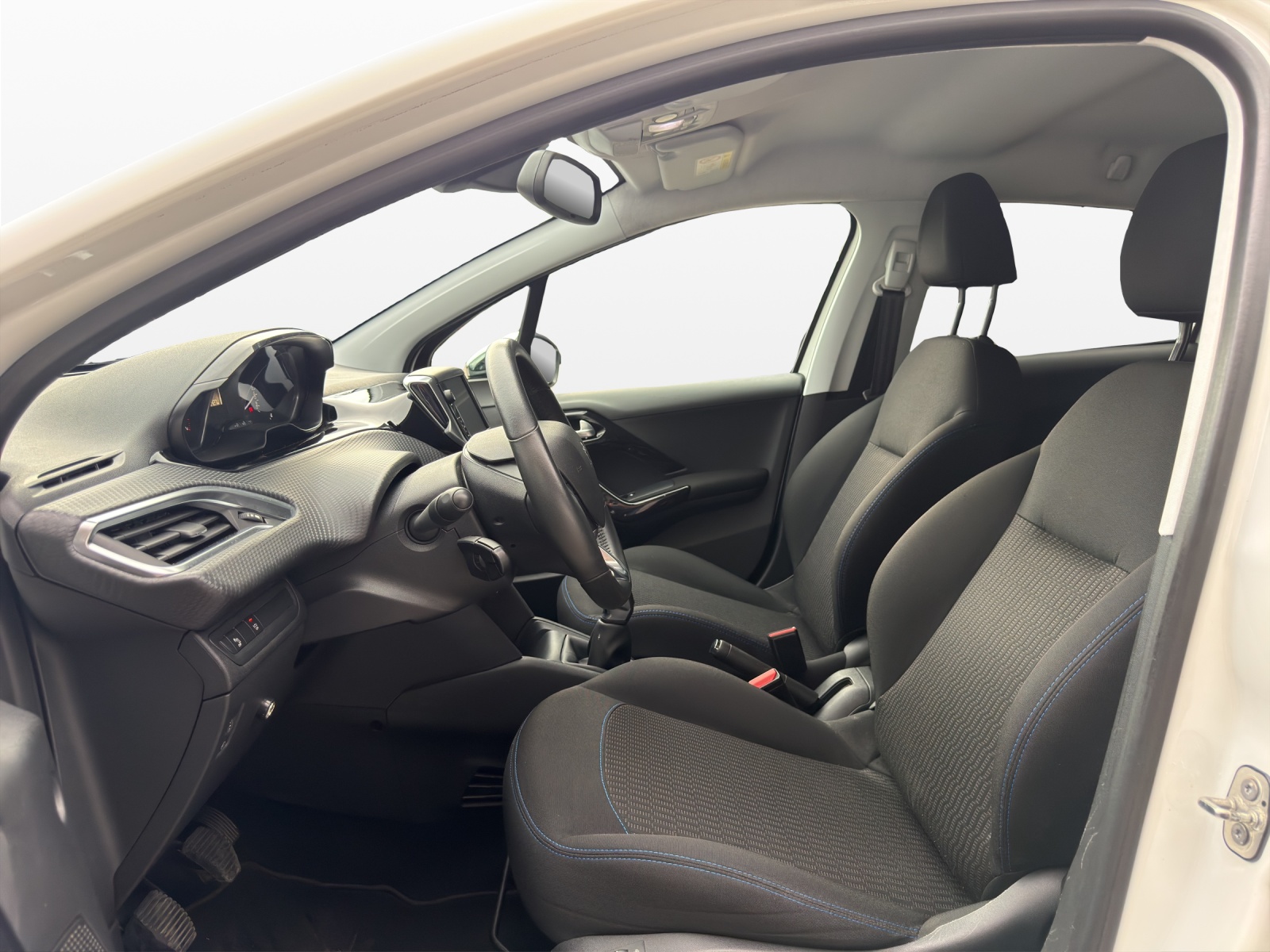 PEUGEOT 208 1.2 PureTech Signature-image-8