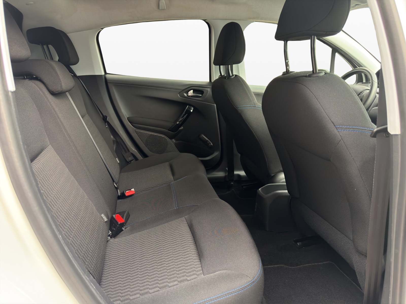 PEUGEOT 208 1.2 PureTech Signature-image-18