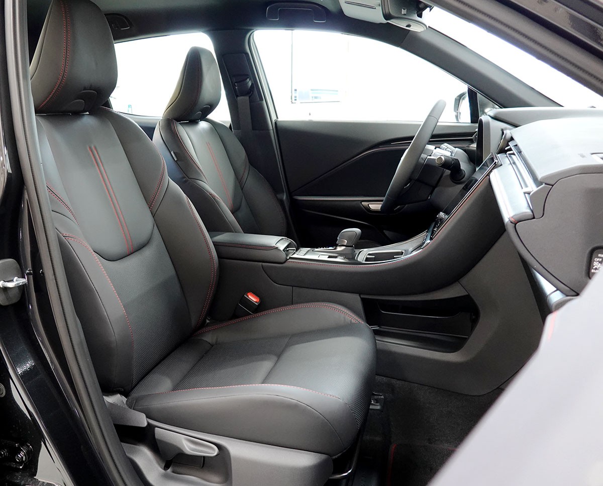 LEXUS LBX FWD Elegant CVT LEDER-showroom-element-3