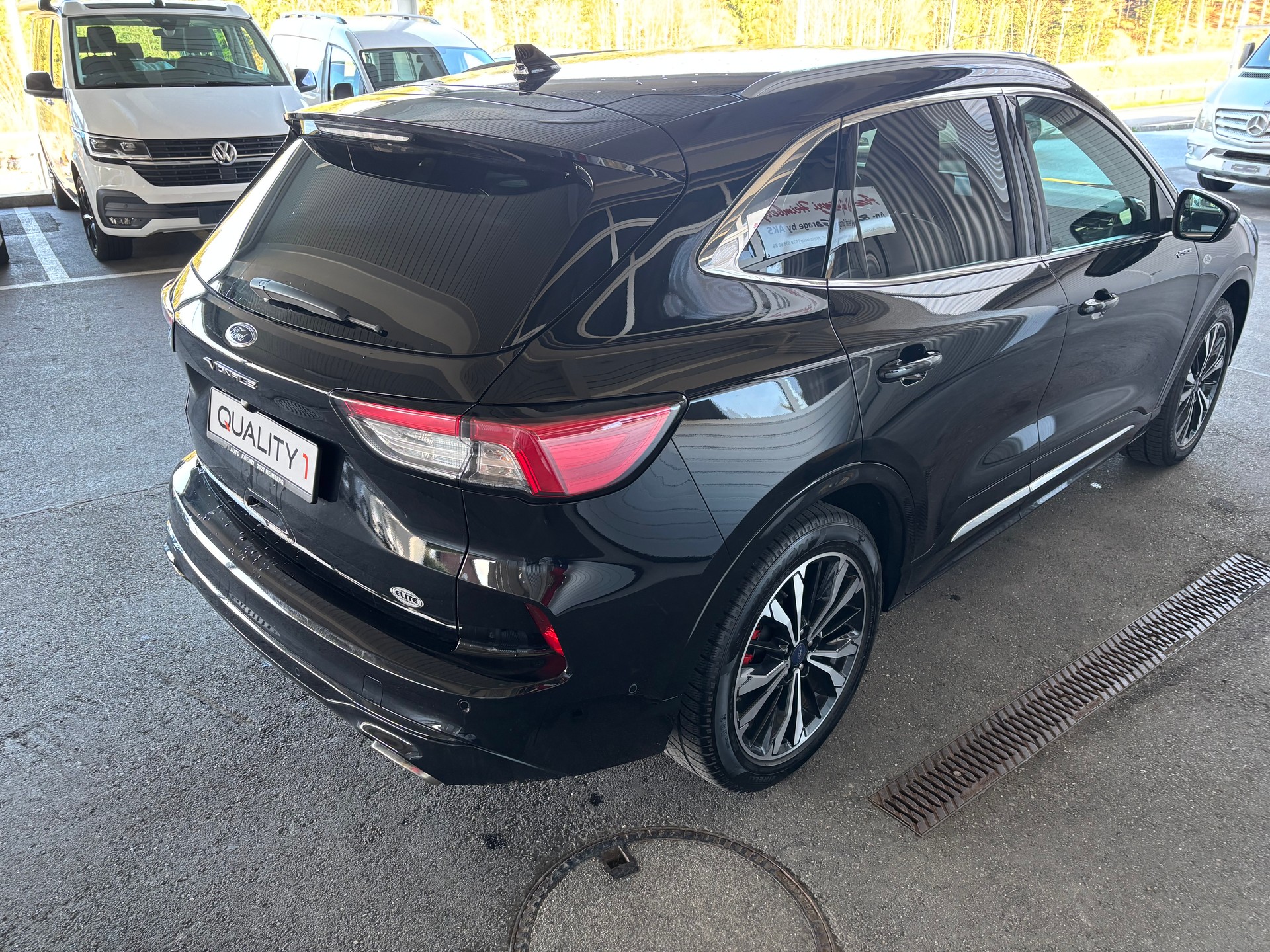 FORD Kuga 2.5 FHEV Vignale 4WD mit AHK-showroom-element-3