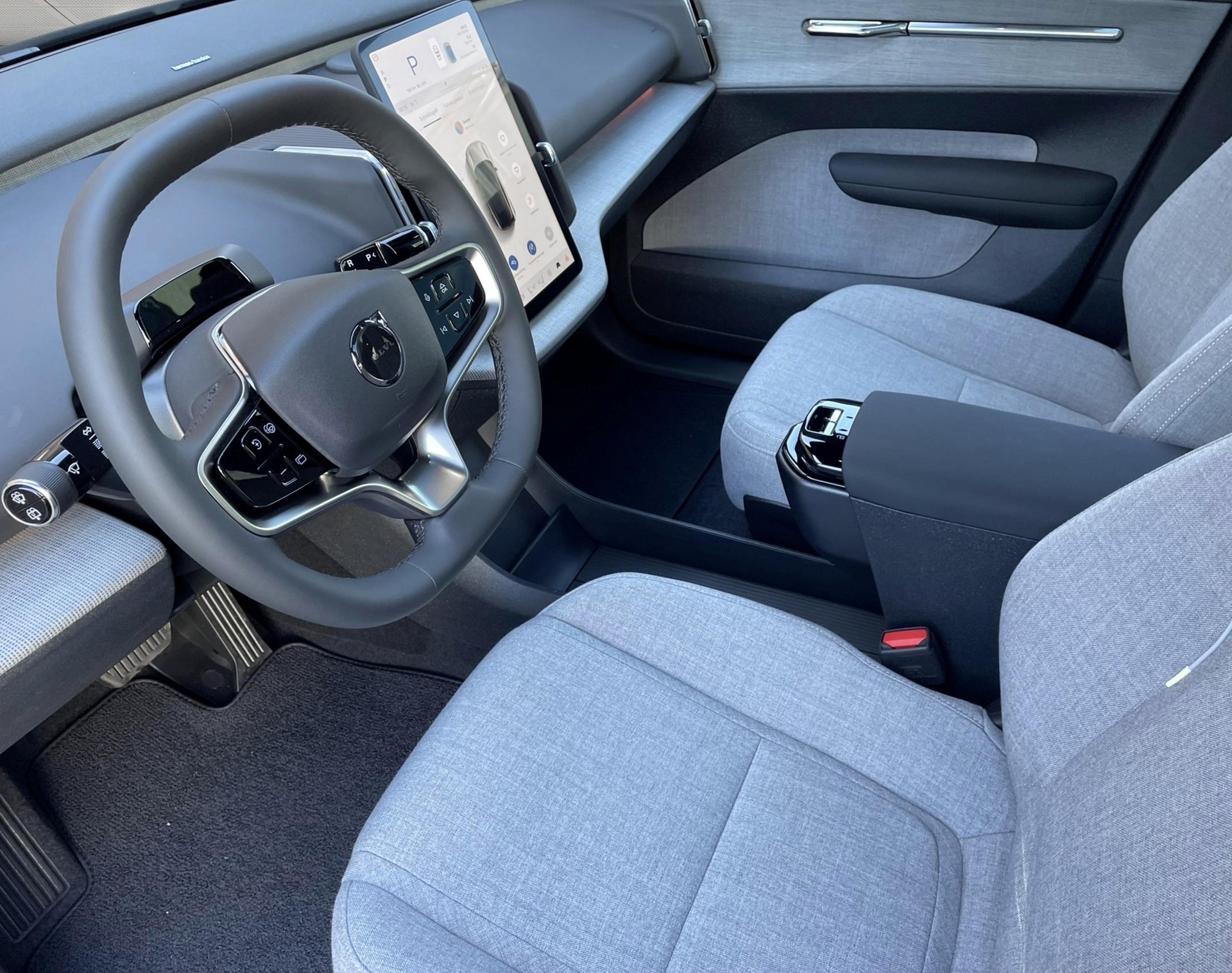 VOLVO EX 30 E60 Twin Ultra Performanc-showroom-element-2