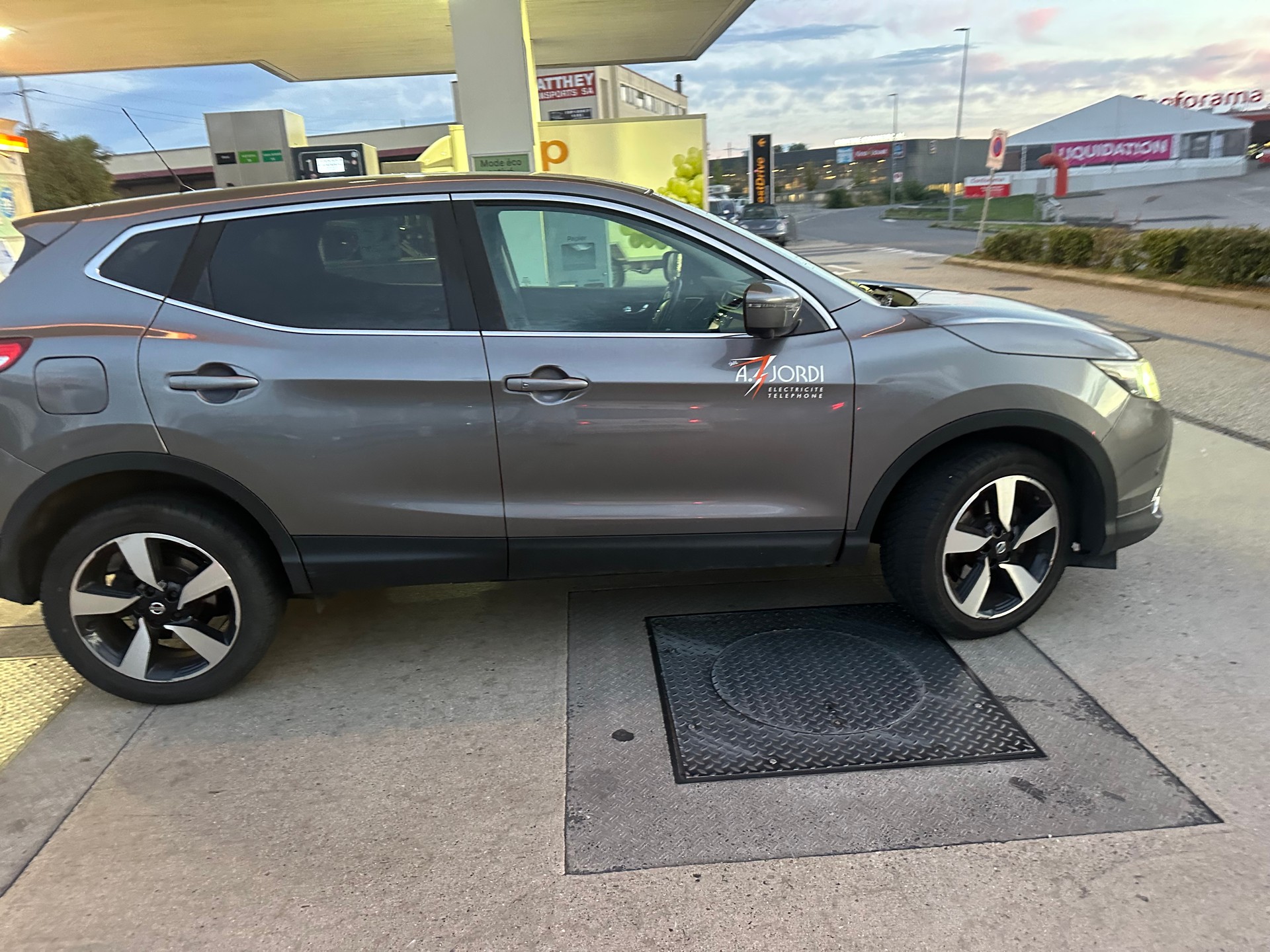 NISSAN Qashqai 1.6 DIG-T N-Connecta-image-2