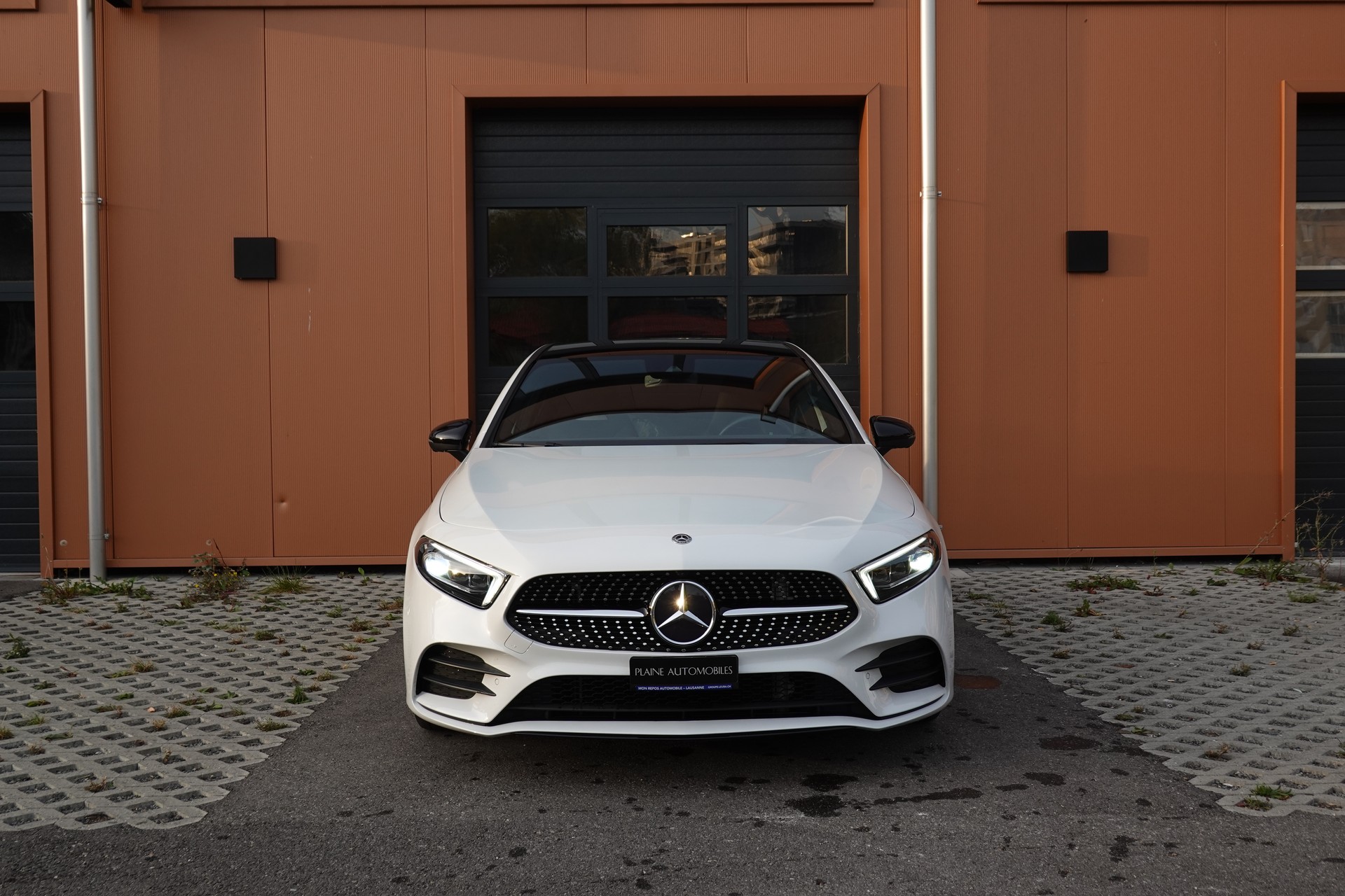MERCEDES-BENZ A 180 AMG Line - "Pack AMG Line * Caméra 360 * Toit Ouvrant * Clim Auto * Jantes 18 * Aide à la Conduite *-showroom-element-1