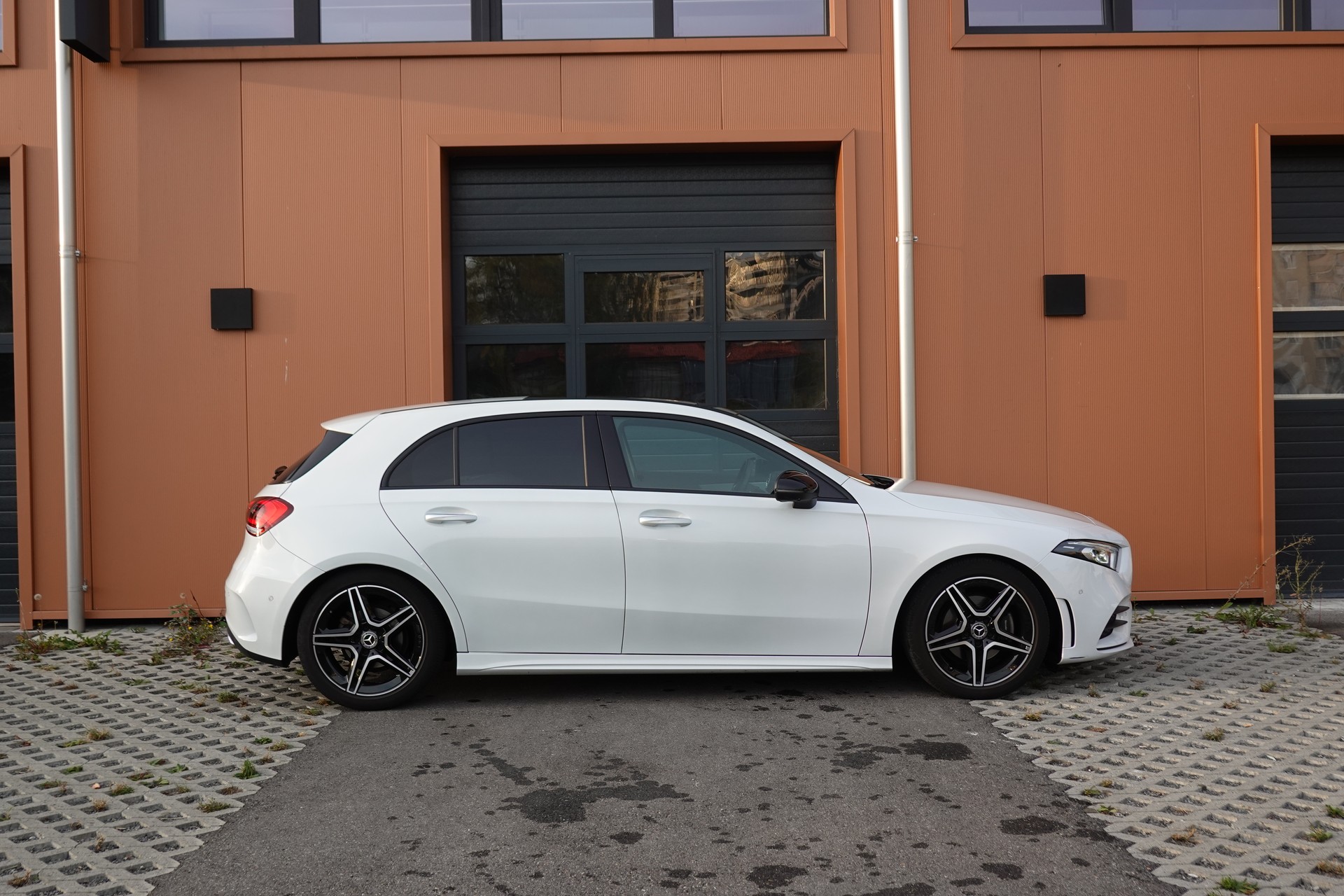 MERCEDES-BENZ A 180 AMG Line - "Pack AMG Line * Caméra 360 * Toit Ouvrant * Clim Auto * Jantes 18 * Aide à la Conduite *-showroom-element-3