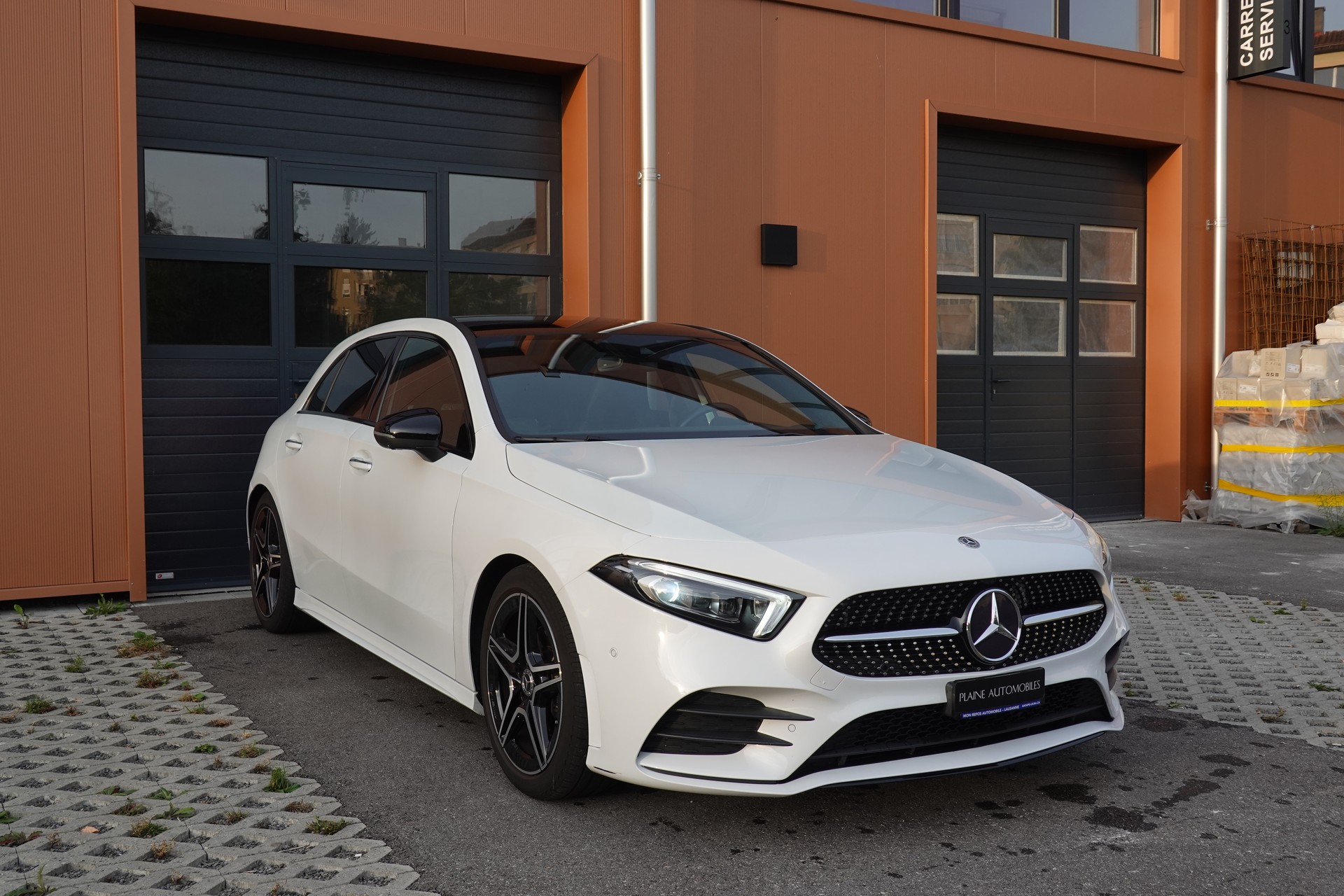 MERCEDES-BENZ A 180 AMG Line - "Pack AMG Line * Caméra 360 * Toit Ouvrant * Clim Auto * Jantes 18 * Aide à la Conduite *-showroom-element-2