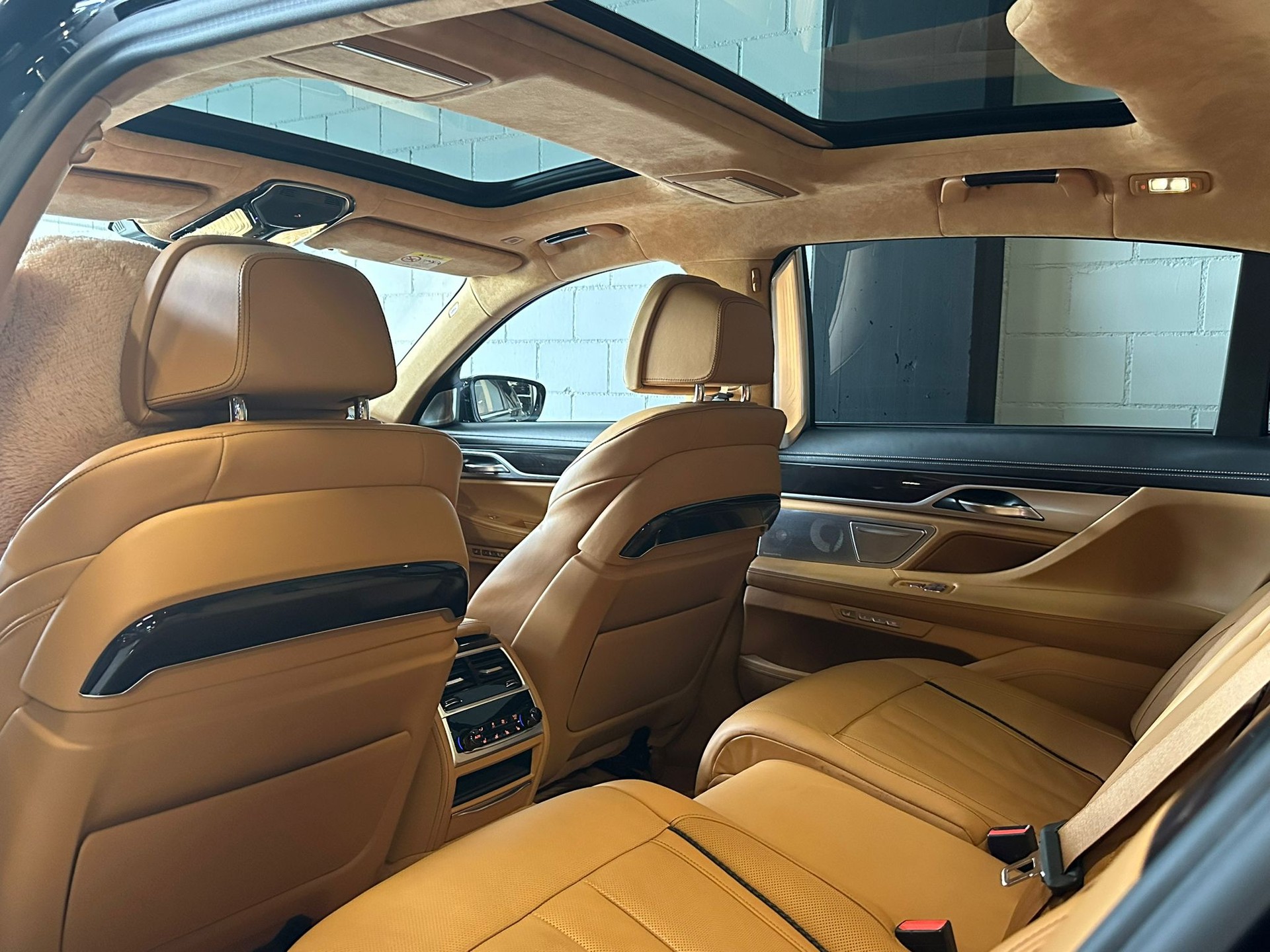 BMW M760Li xDrive Steptronic mit V12 Excellence Paket-image-7