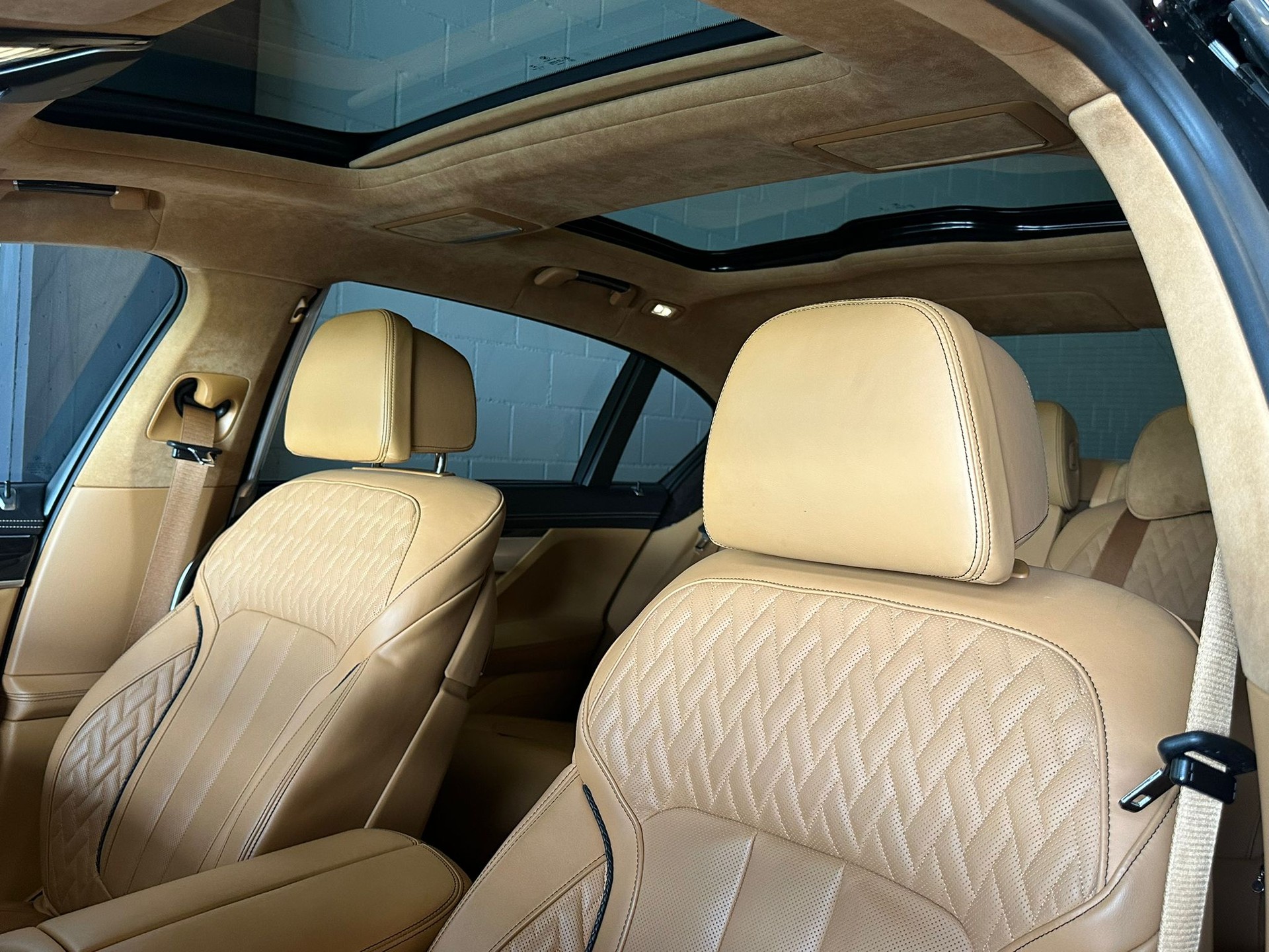 BMW M760Li xDrive Steptronic mit V12 Excellence Paket-image-8