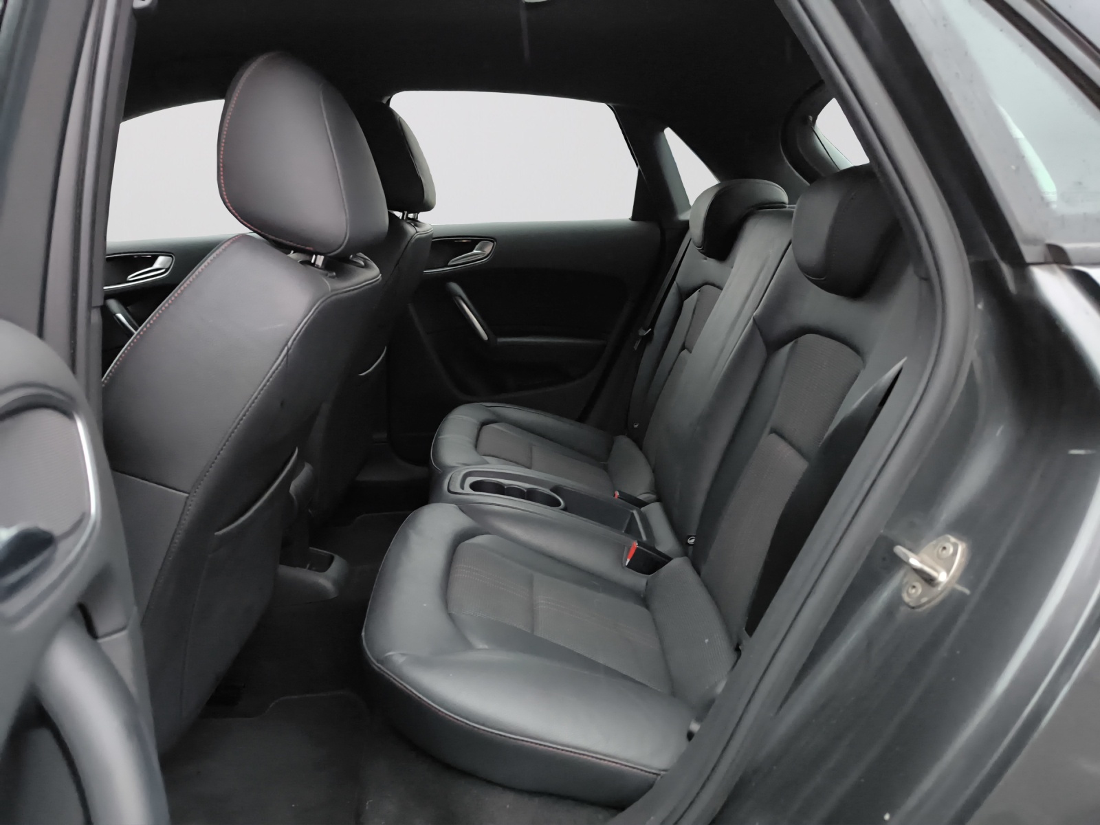 AUDI S1 Sportback 2.0 TFSI Sport quattro-image-11
