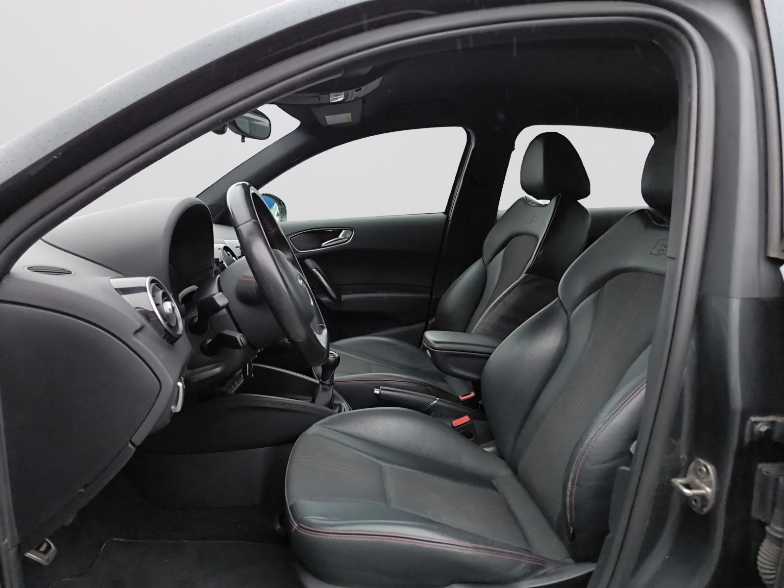 AUDI S1 Sportback 2.0 TFSI Sport quattro-image-10