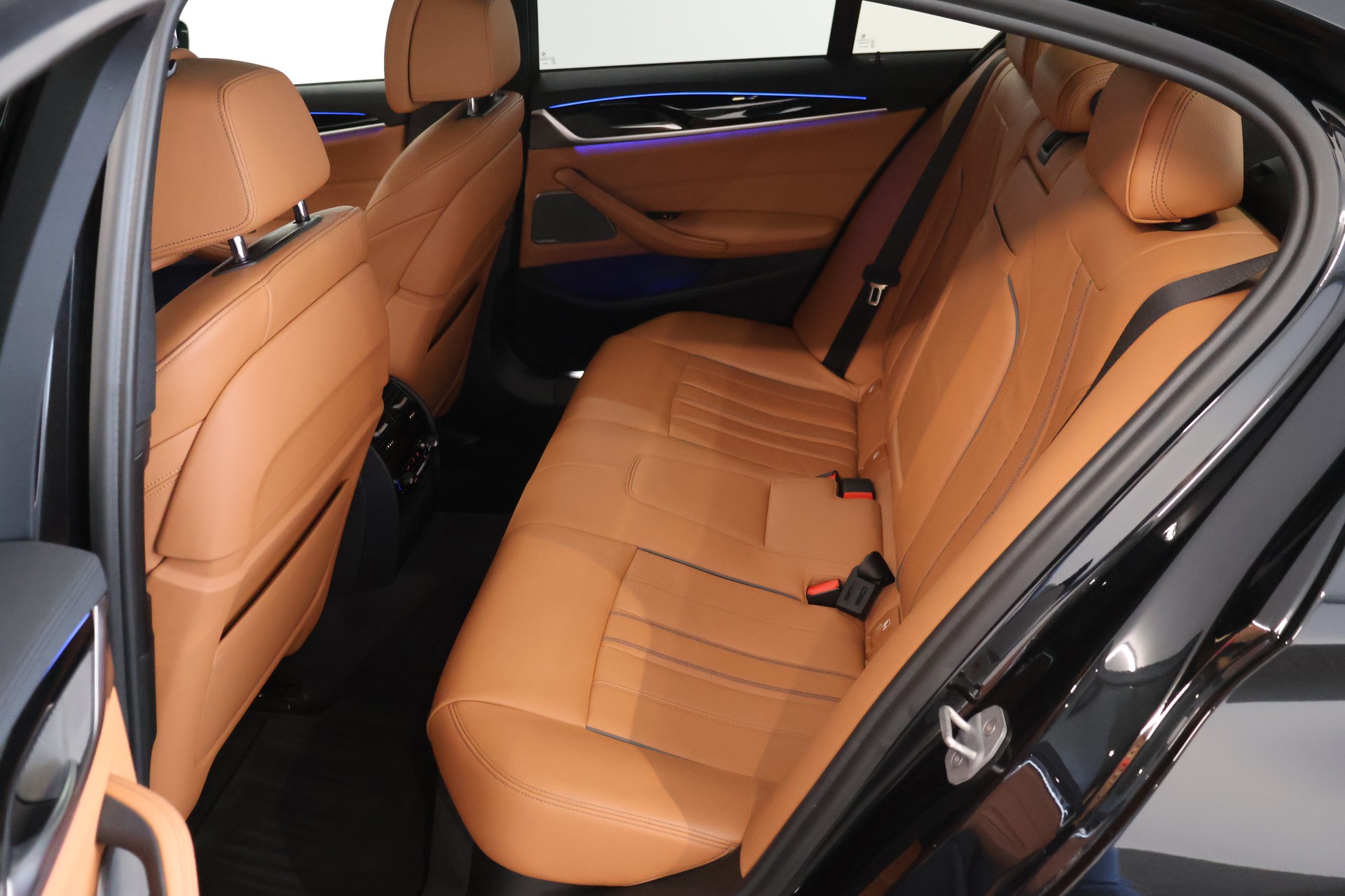 BMW M550i xDrive Steptronic-image-11