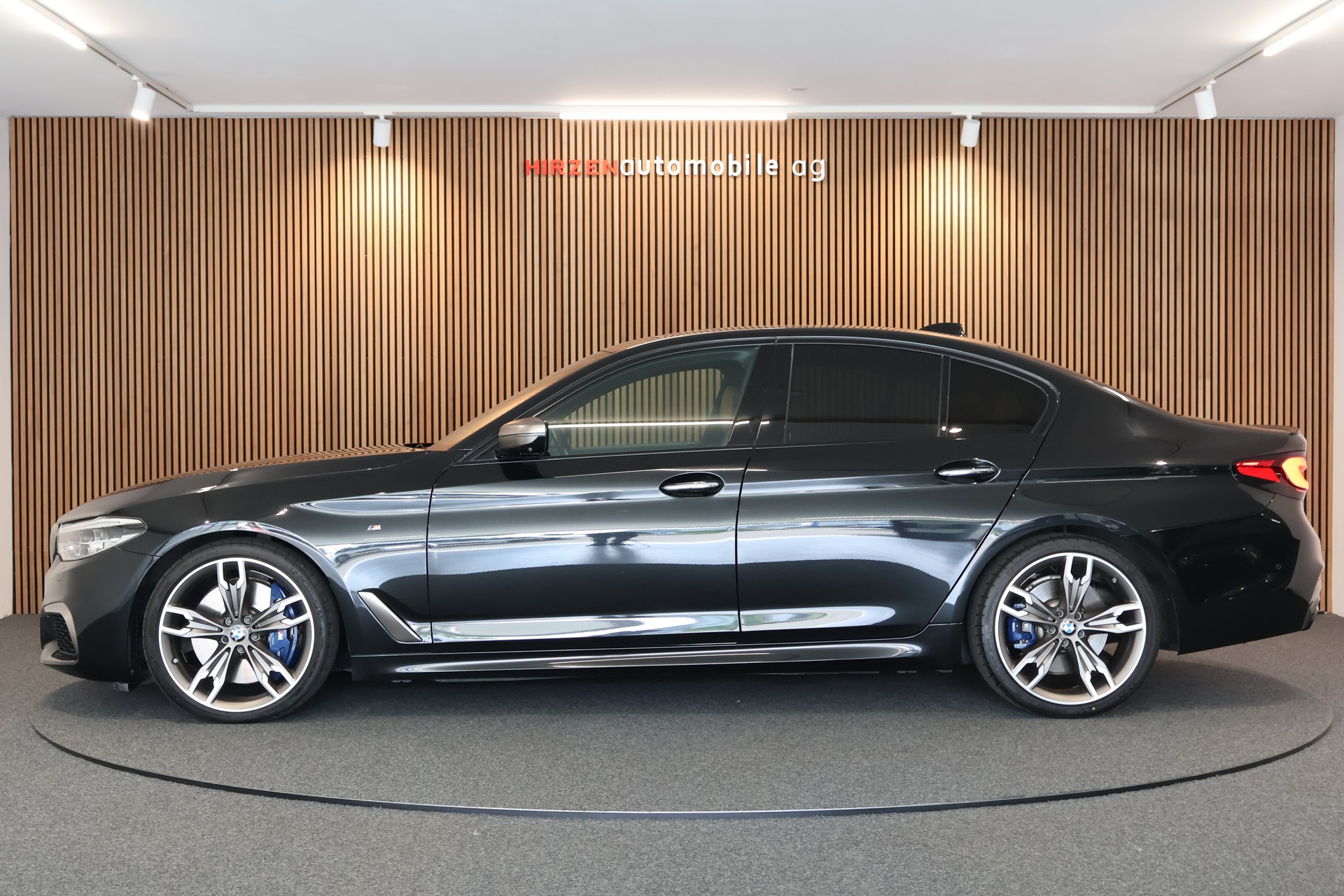 BMW M550i xDrive Steptronic-showroom-element-1