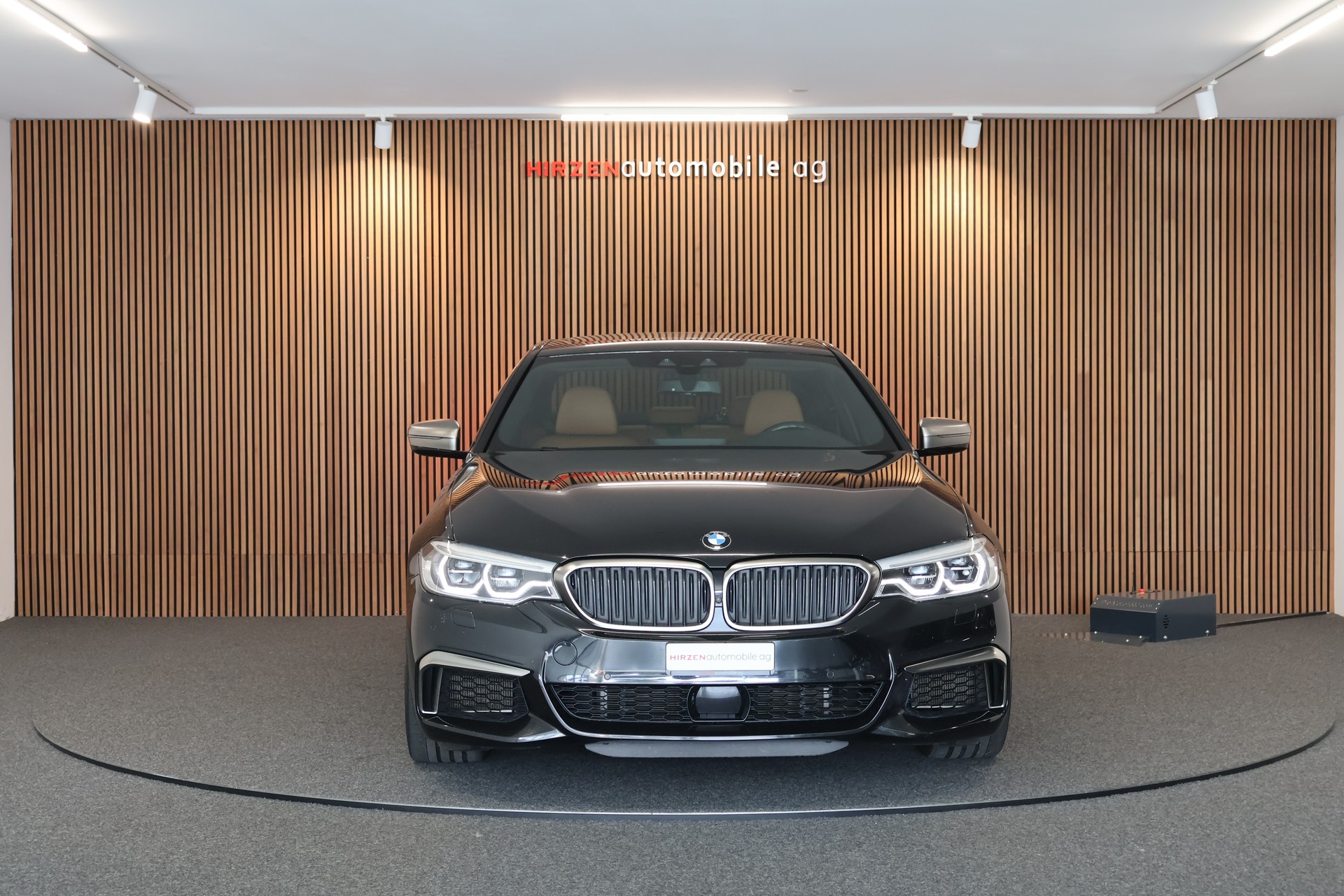 BMW M550i xDrive Steptronic-image-7