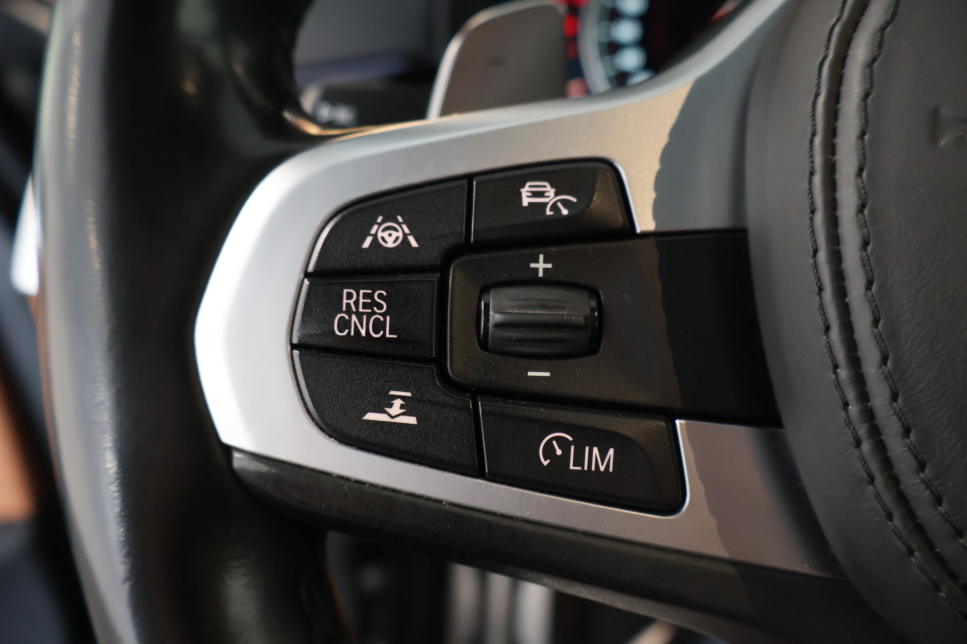 BMW M550i xDrive Steptronic-image-25