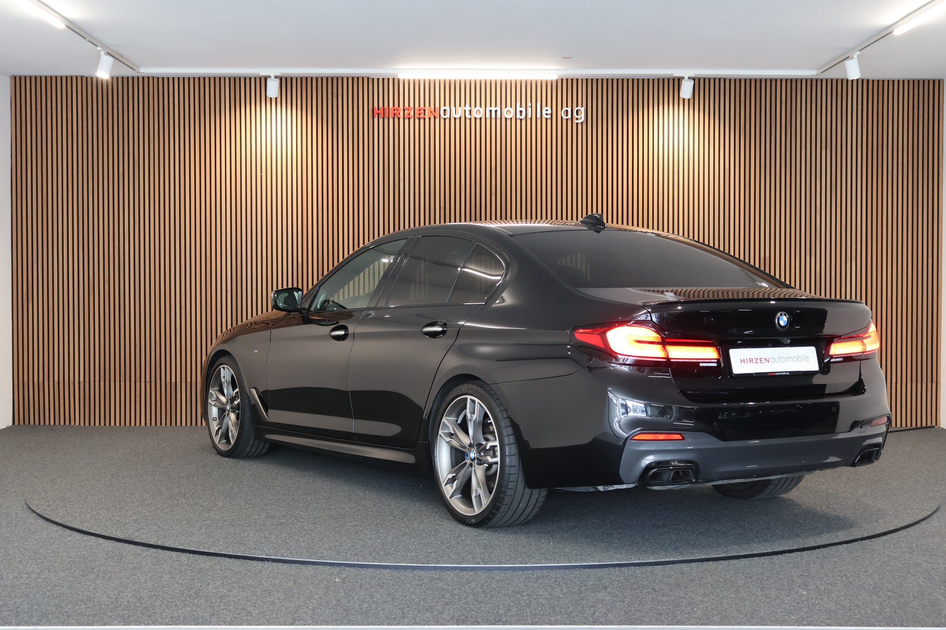 BMW M550i xDrive Steptronic-showroom-element-2