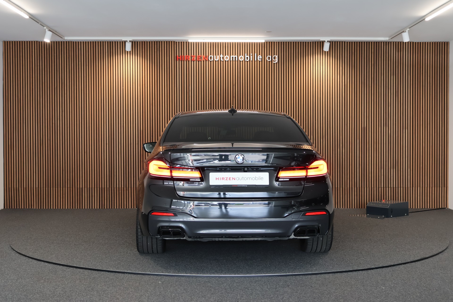 BMW M550i xDrive Steptronic-showroom-element-3