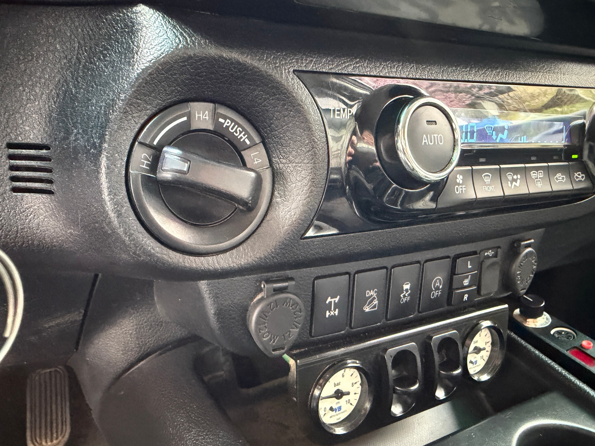 TOYOTA Hilux 2.4-4D Sol Premium Double Cab 4x4 A-image-19