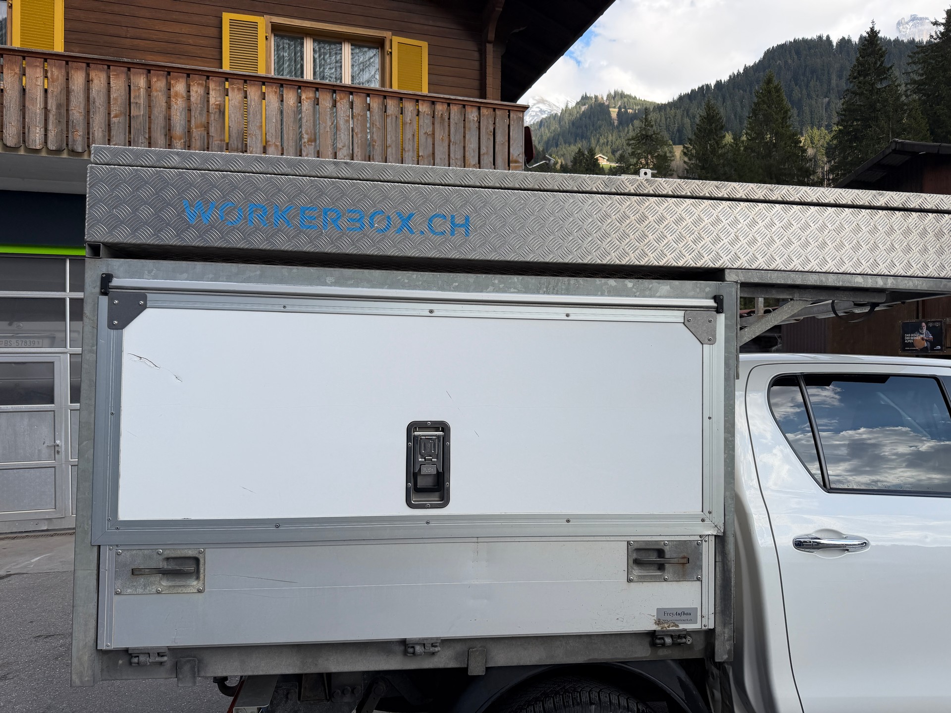 TOYOTA Hilux 2.4-4D Sol Premium Double Cab 4x4 A-showroom-element-3