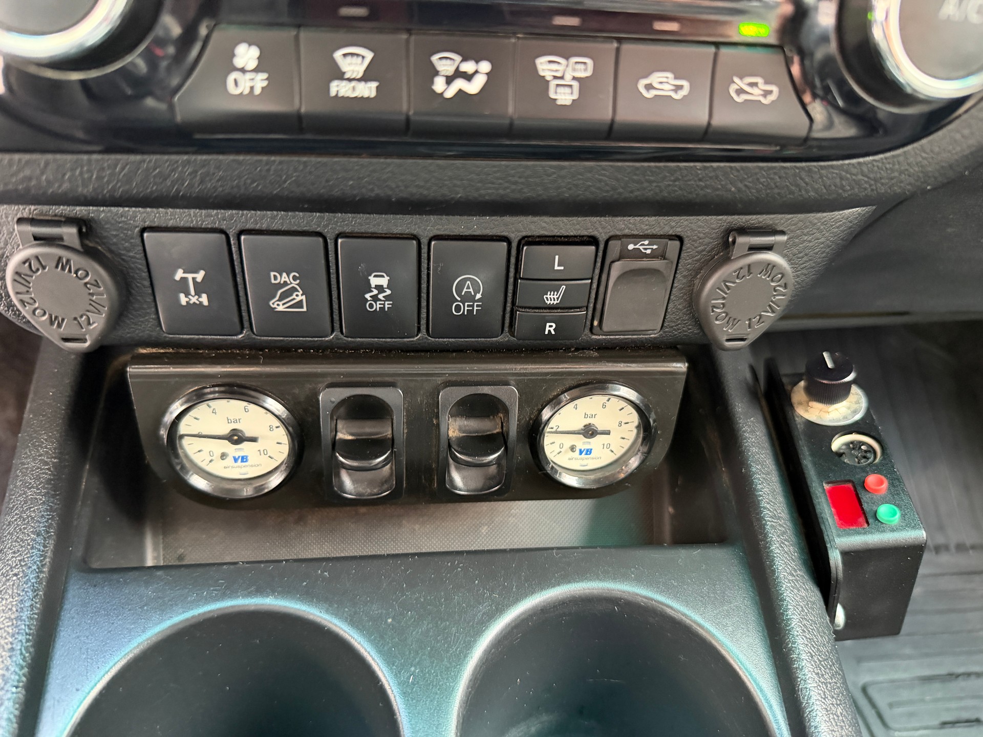 TOYOTA Hilux 2.4-4D Sol Premium Double Cab 4x4 A-image-18