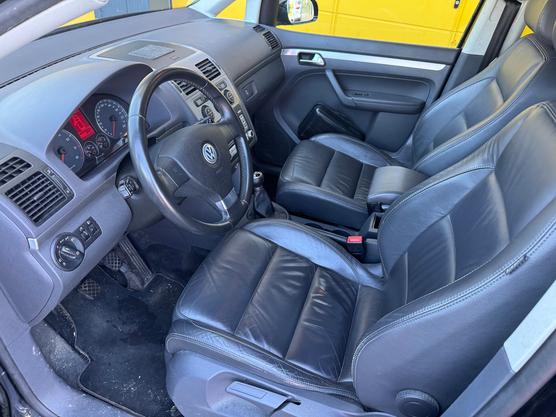 VW Touran 2.0 EcoFuel Highline-image-14