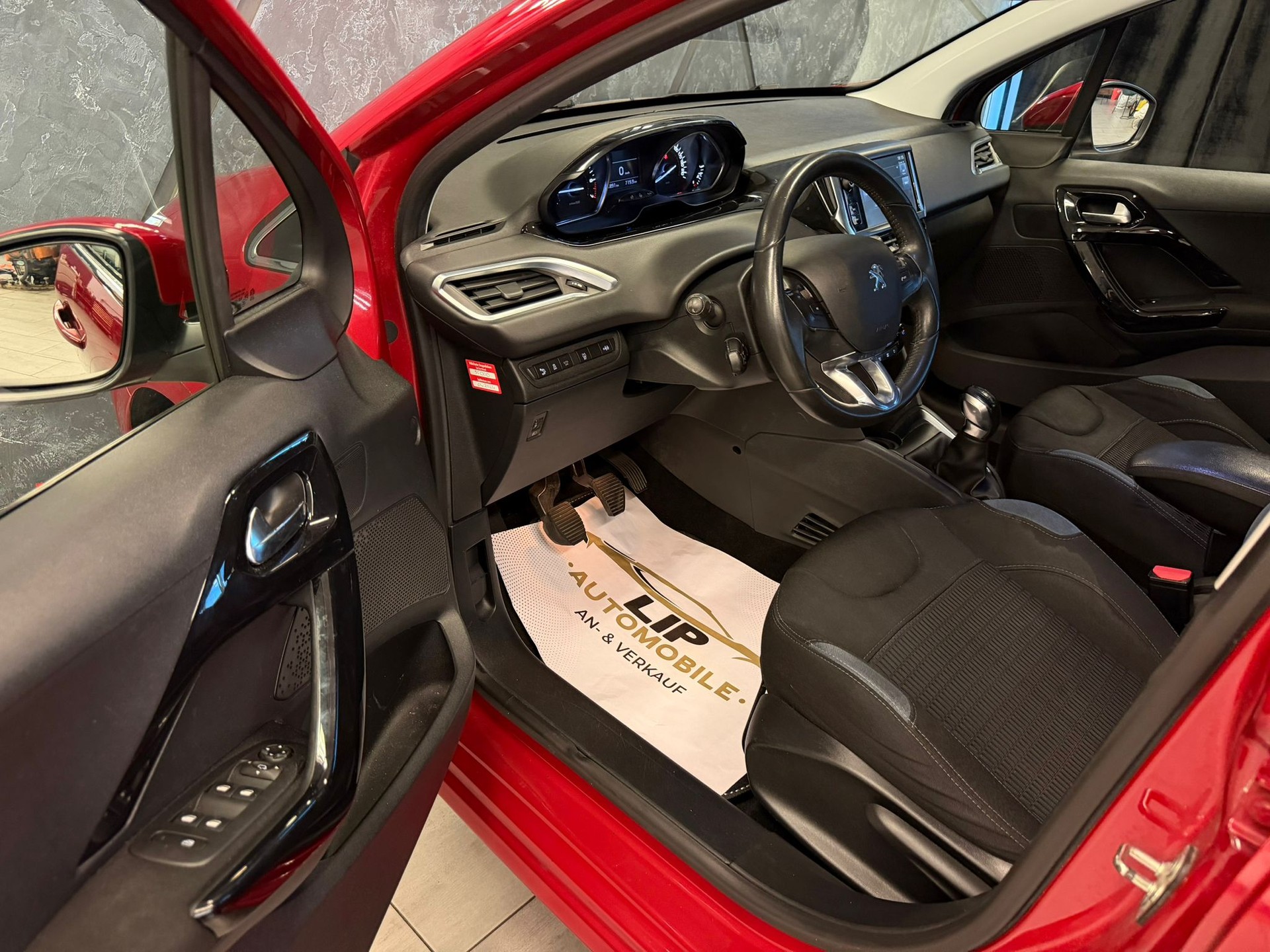 PEUGEOT 208 1.2 THP Allure-image-10