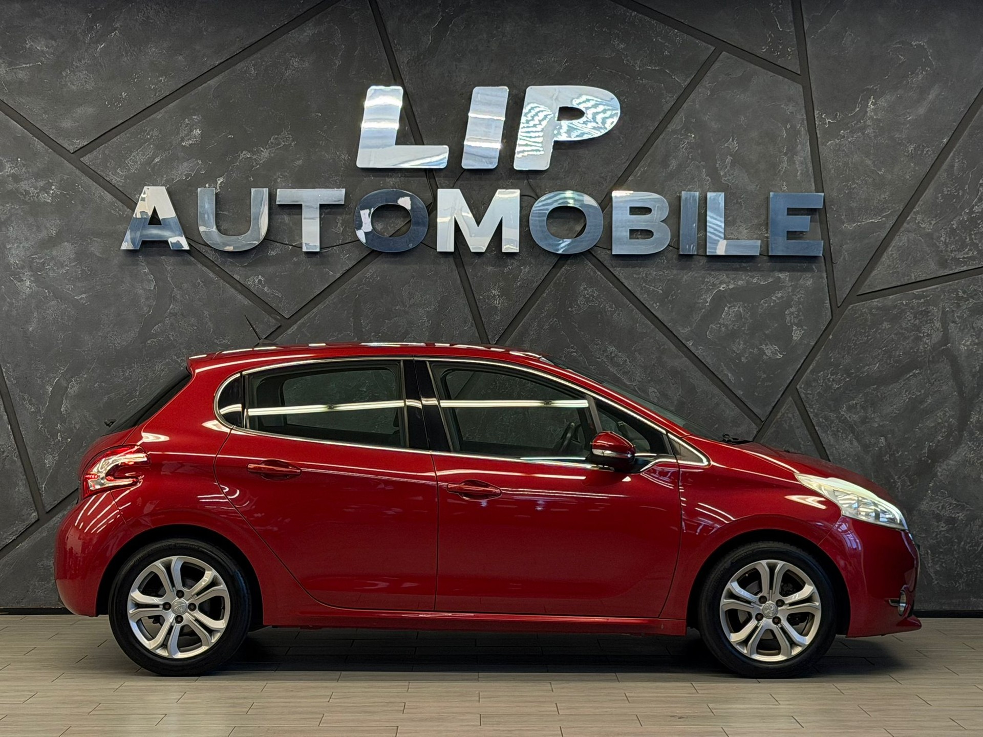 PEUGEOT 208 1.2 THP Allure-showroom-element-3