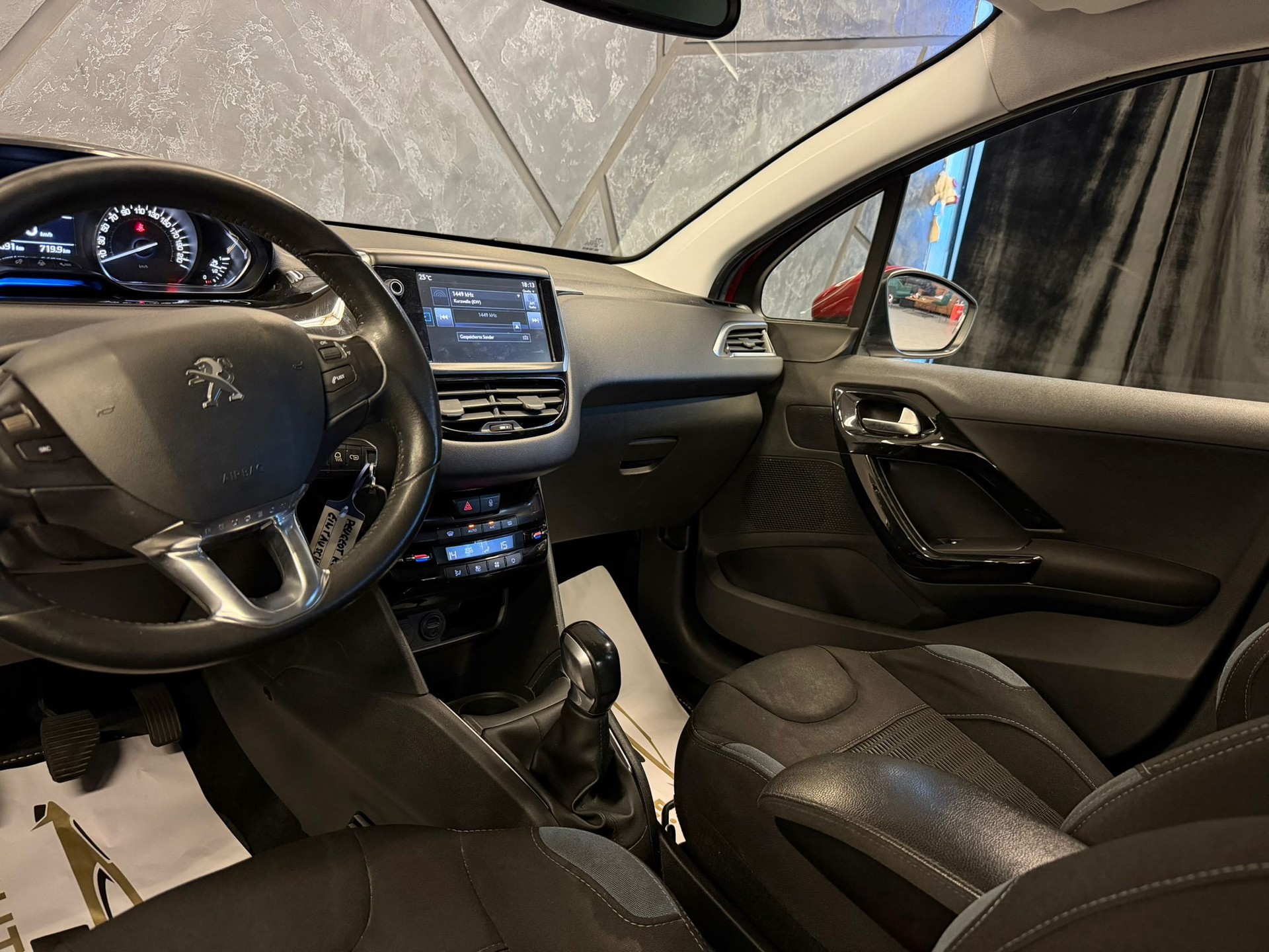 PEUGEOT 208 1.2 THP Allure-image-9