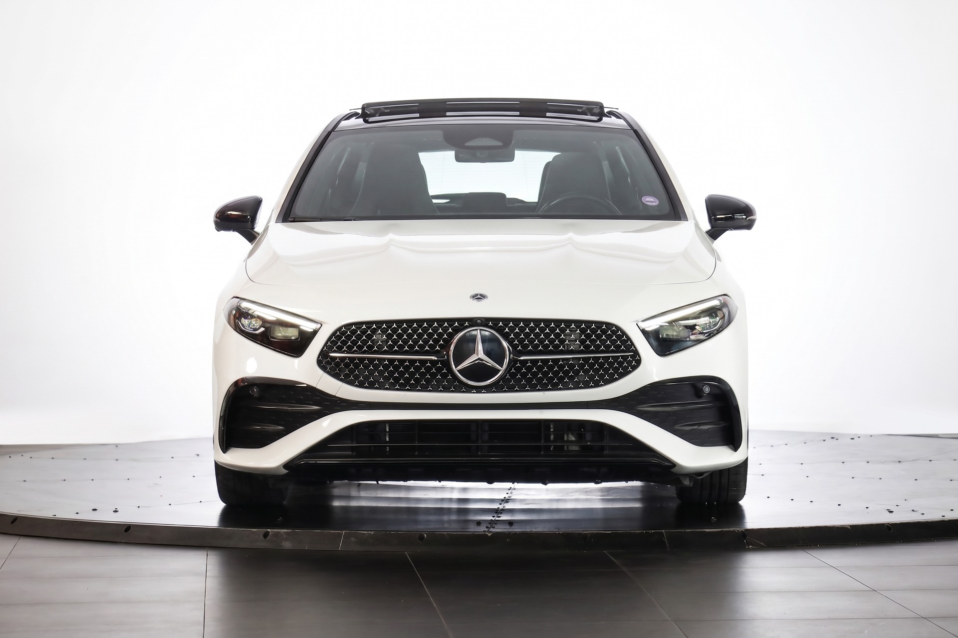 MERCEDES-BENZ A 180 7G-DCT-showroom-element-1