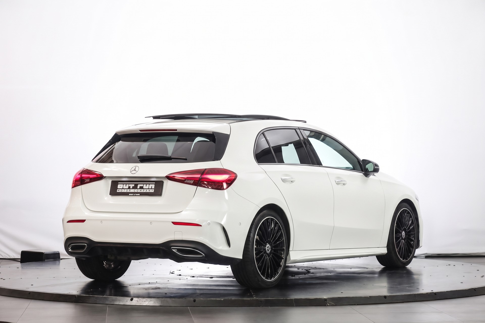 MERCEDES-BENZ A 180 7G-DCT-showroom-element-3