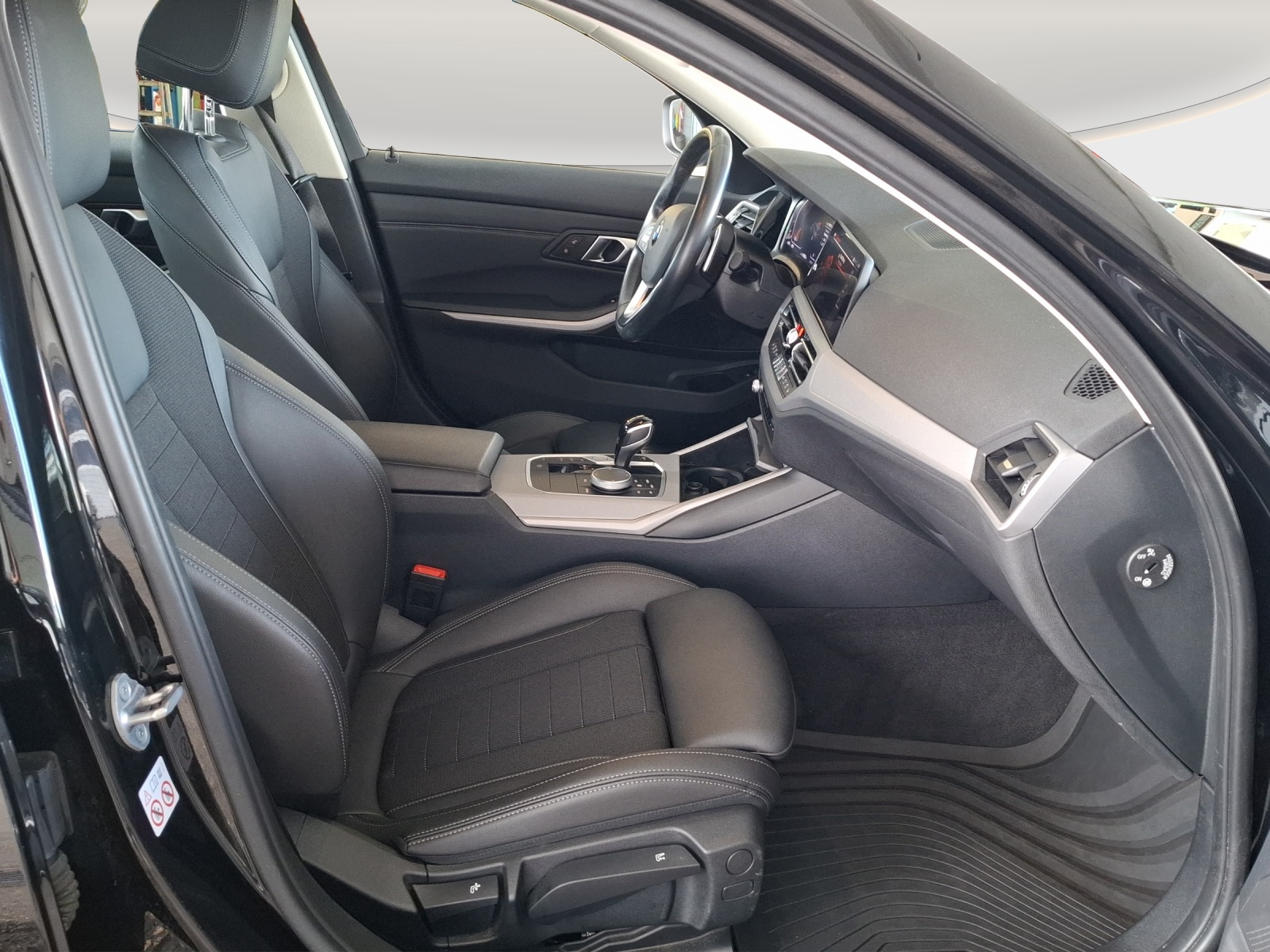 BMW 320d xDrive 48V Touring Steptronic // 1.Hand-image-9