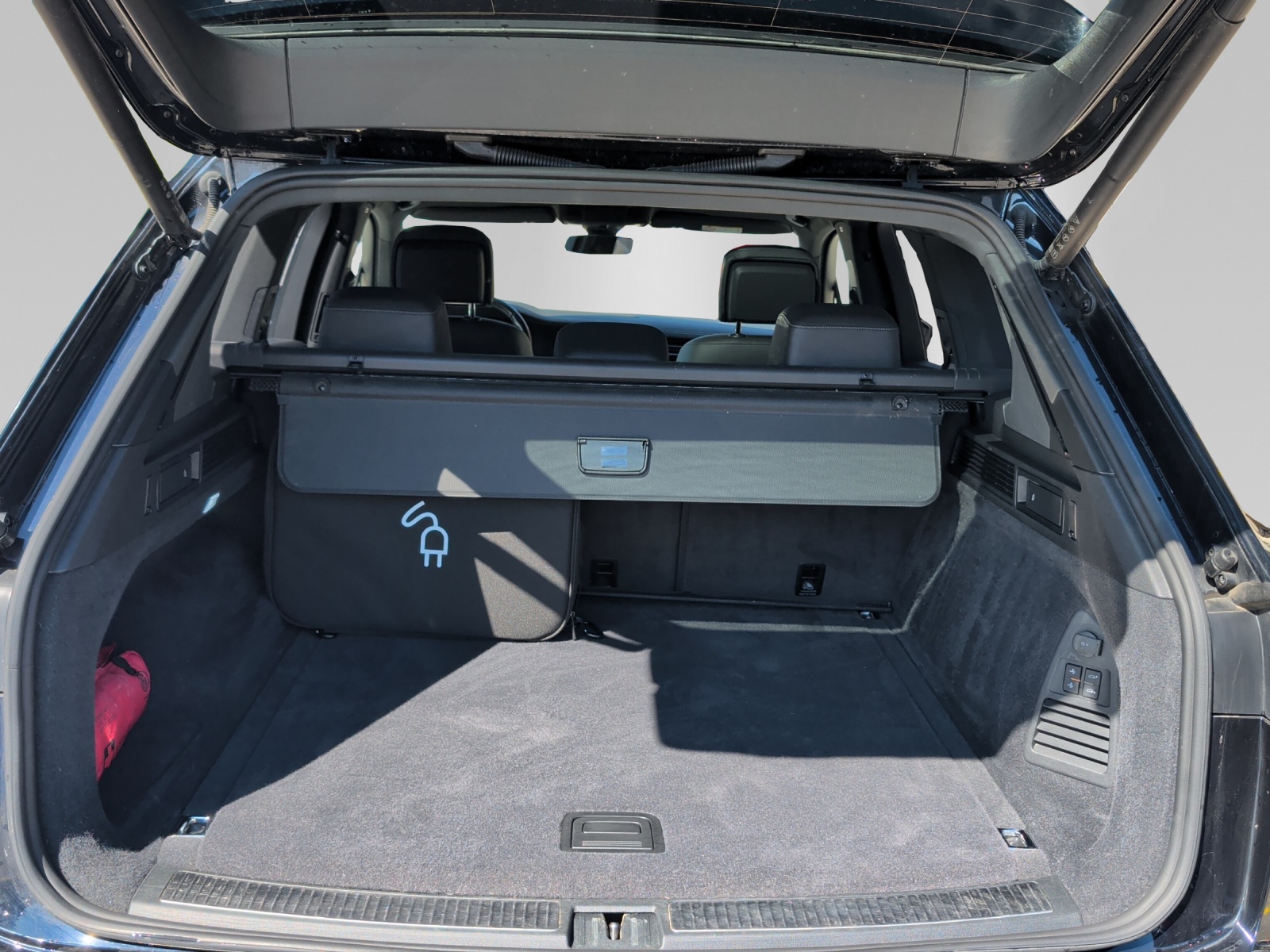 VW Touareg 3.0 TSI eHybrid Elegance Tiptronic-image-11