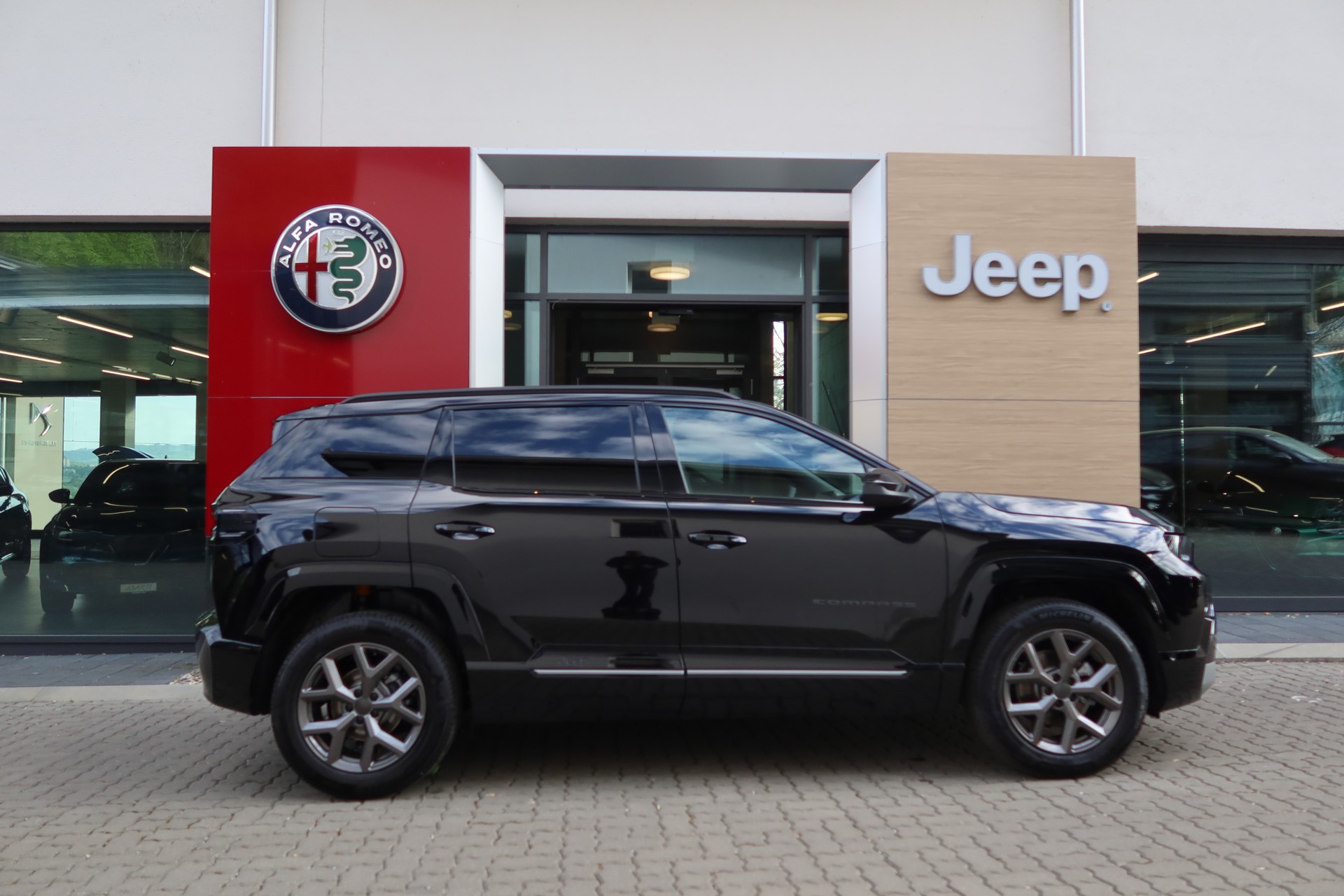 JEEP Compass 1.2 T e-Hybrid Fi-image-4