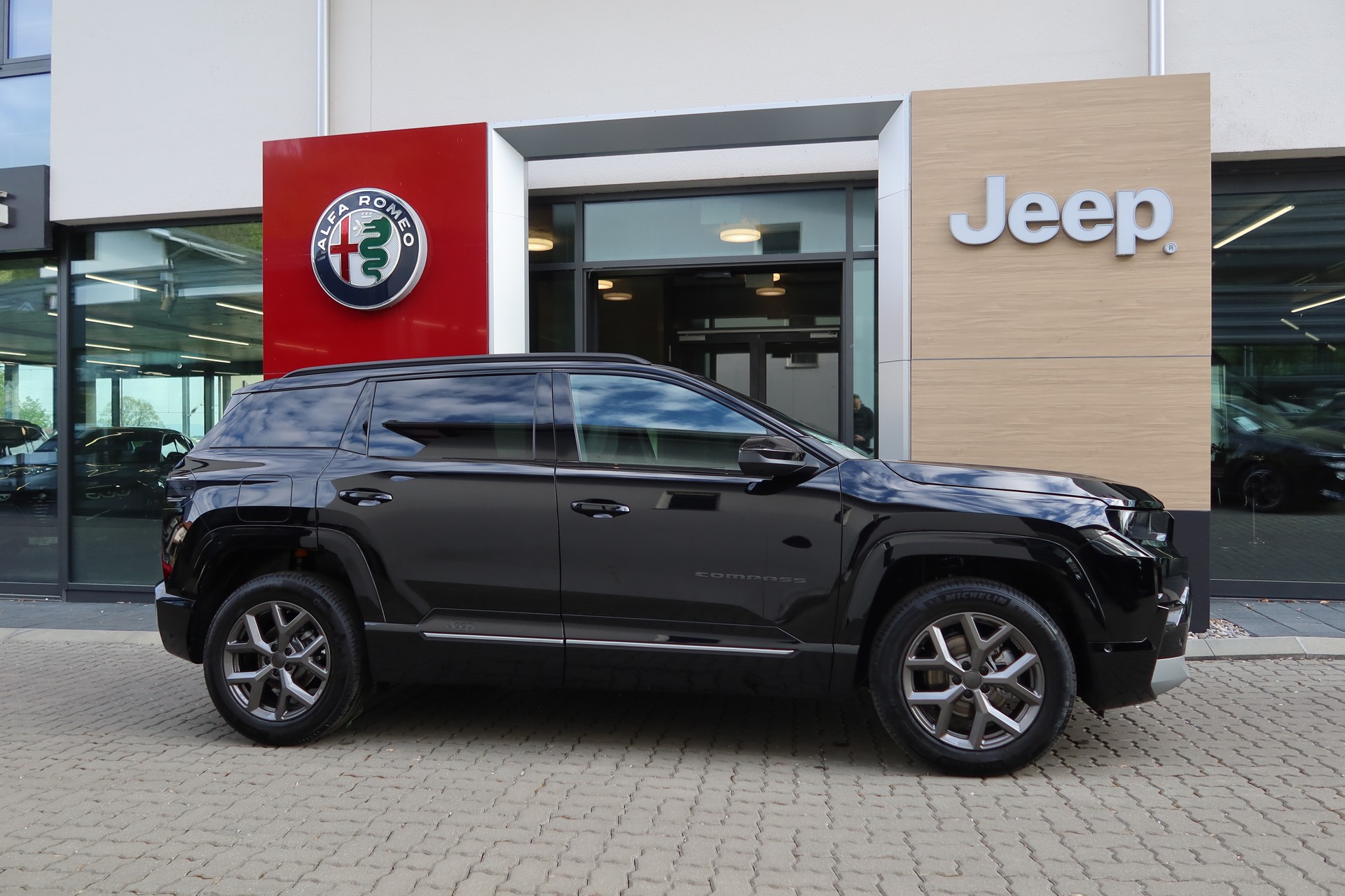 JEEP Compass 1.2 T e-Hybrid Fi-image-3