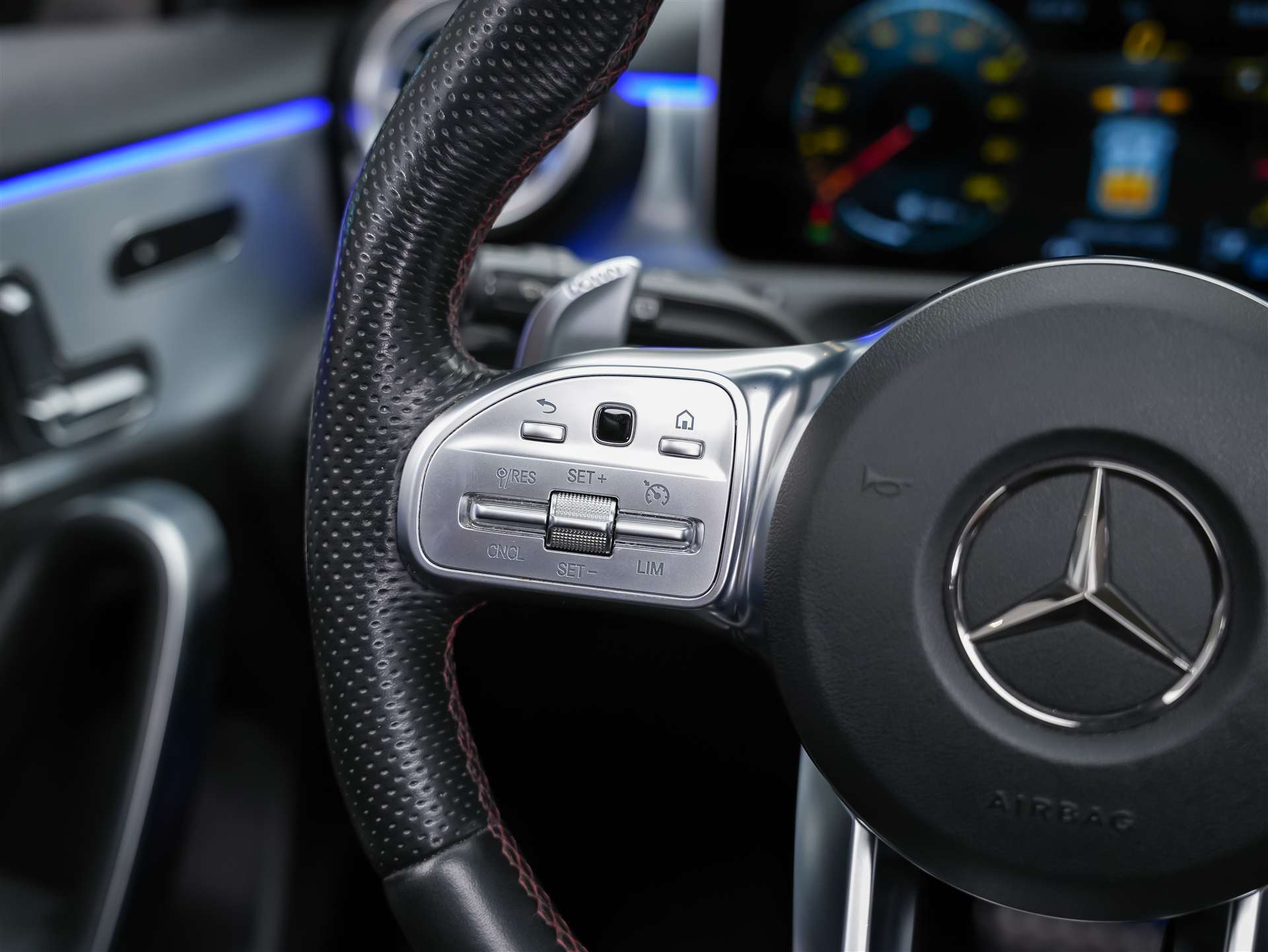 MERCEDES-BENZ A 35 AMG 4Matic Speedshift *CH Auto*Panorama*Burmester*El. Sitze mit Memory*-image-28