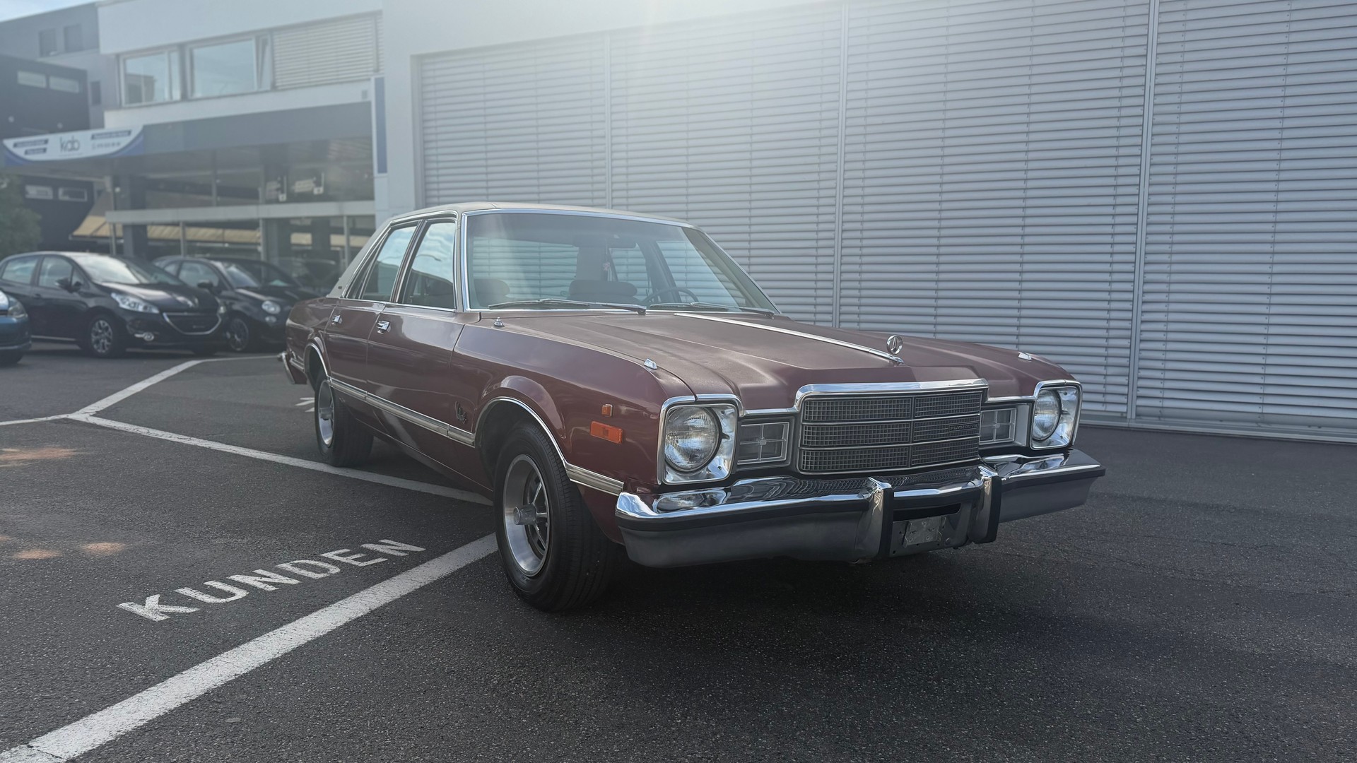 PLYMOUTH Volare-showroom-element-2