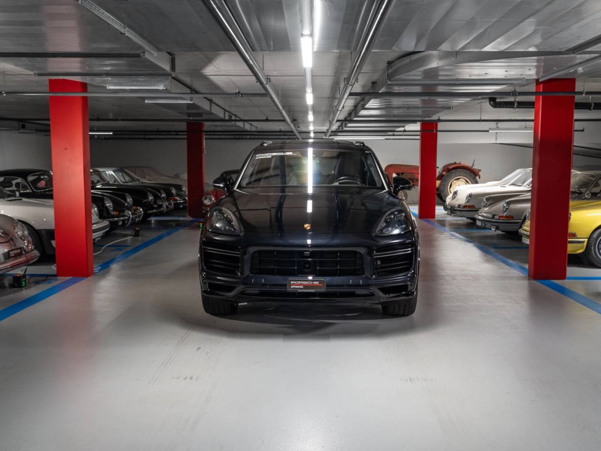 PORSCHE Cayenne Turbo S E-Hybrid-showroom-element-1