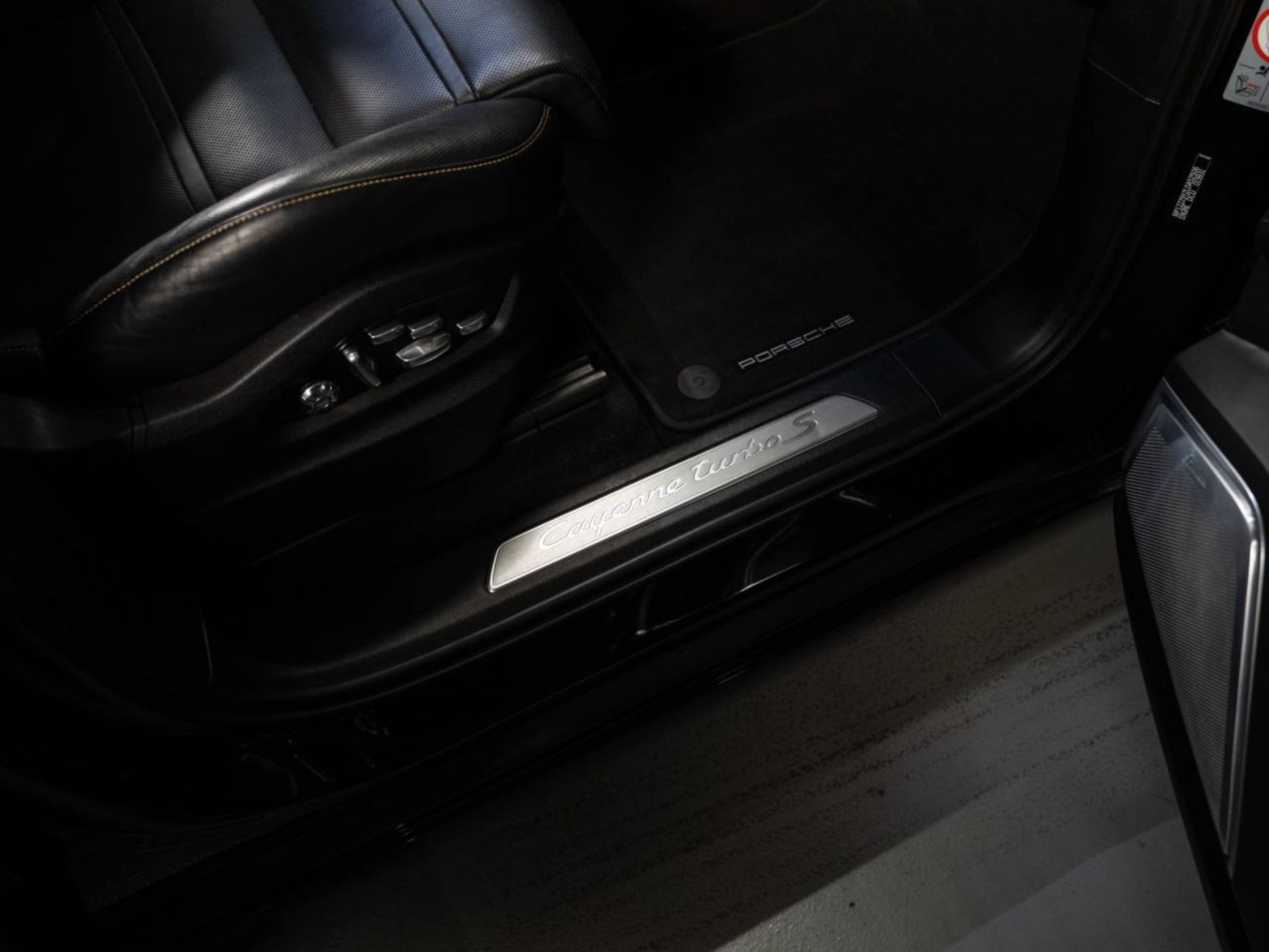 PORSCHE Cayenne Turbo S E-Hybrid-image-18