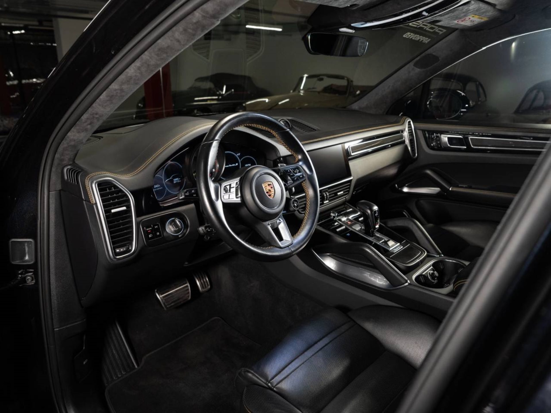 PORSCHE Cayenne Turbo S E-Hybrid-showroom-element-3